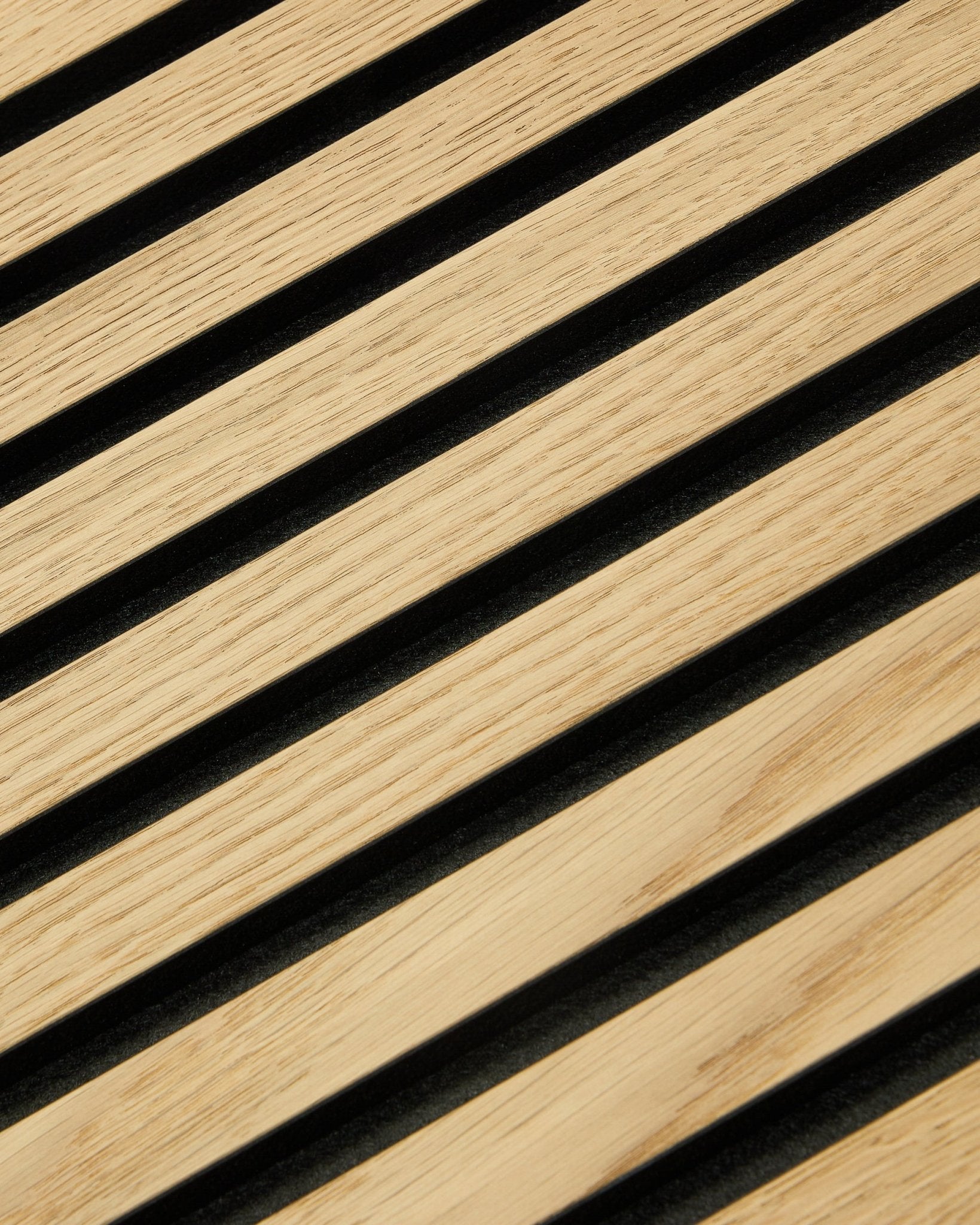 Nærbilde av WoodUpp Original Akupanel Akustikkpanel med spiler i Classic Oak, filtbakside i black og MDF, i størrelsen 300x60 cm for moderne nordiske interiører.