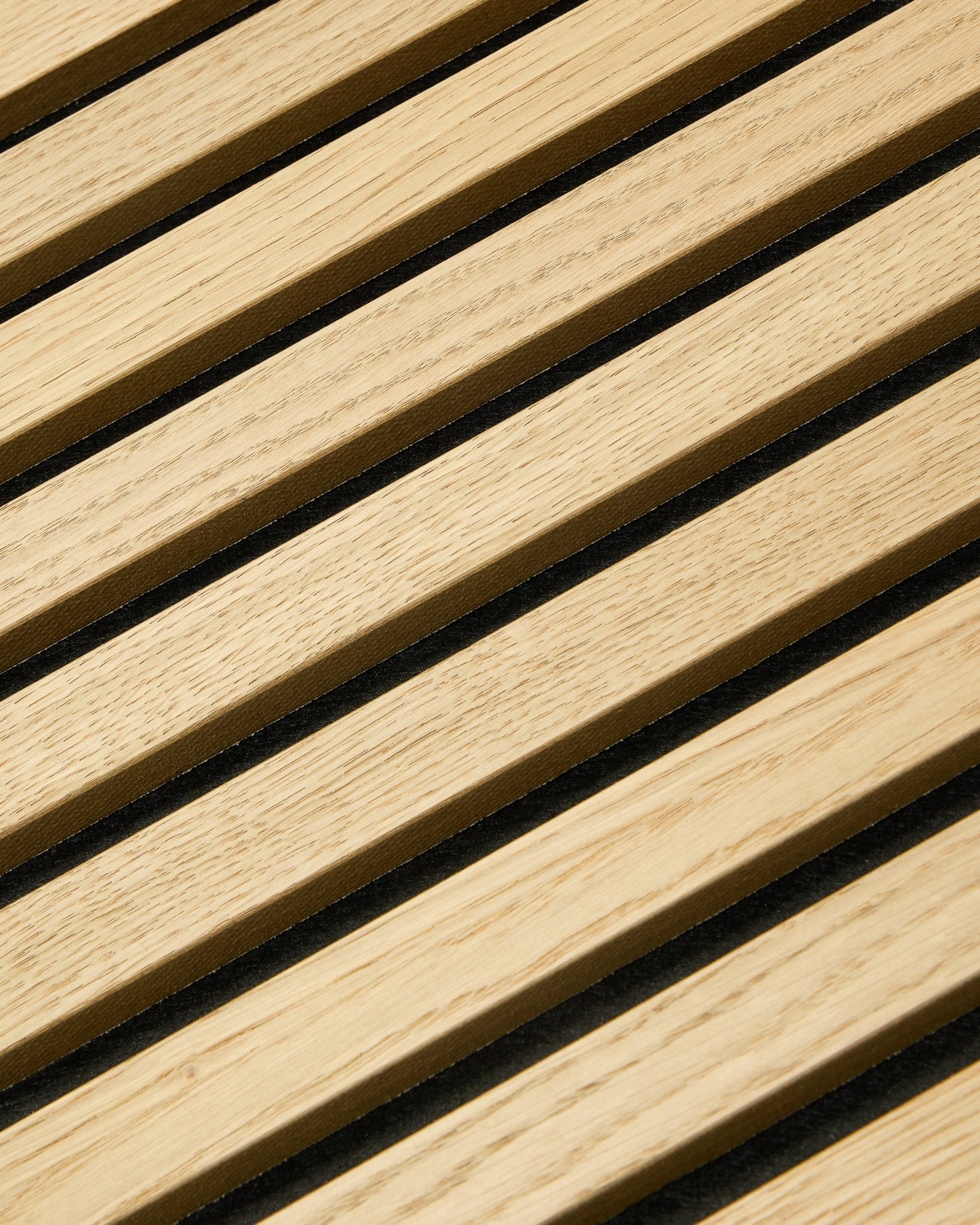 Nærbilde av WoodUpp Akupixel Classic Oak Akustikkpanel, 60x60 cm, med black mellomrom i filt mellom eikespilene i et stripet, nordisk design.