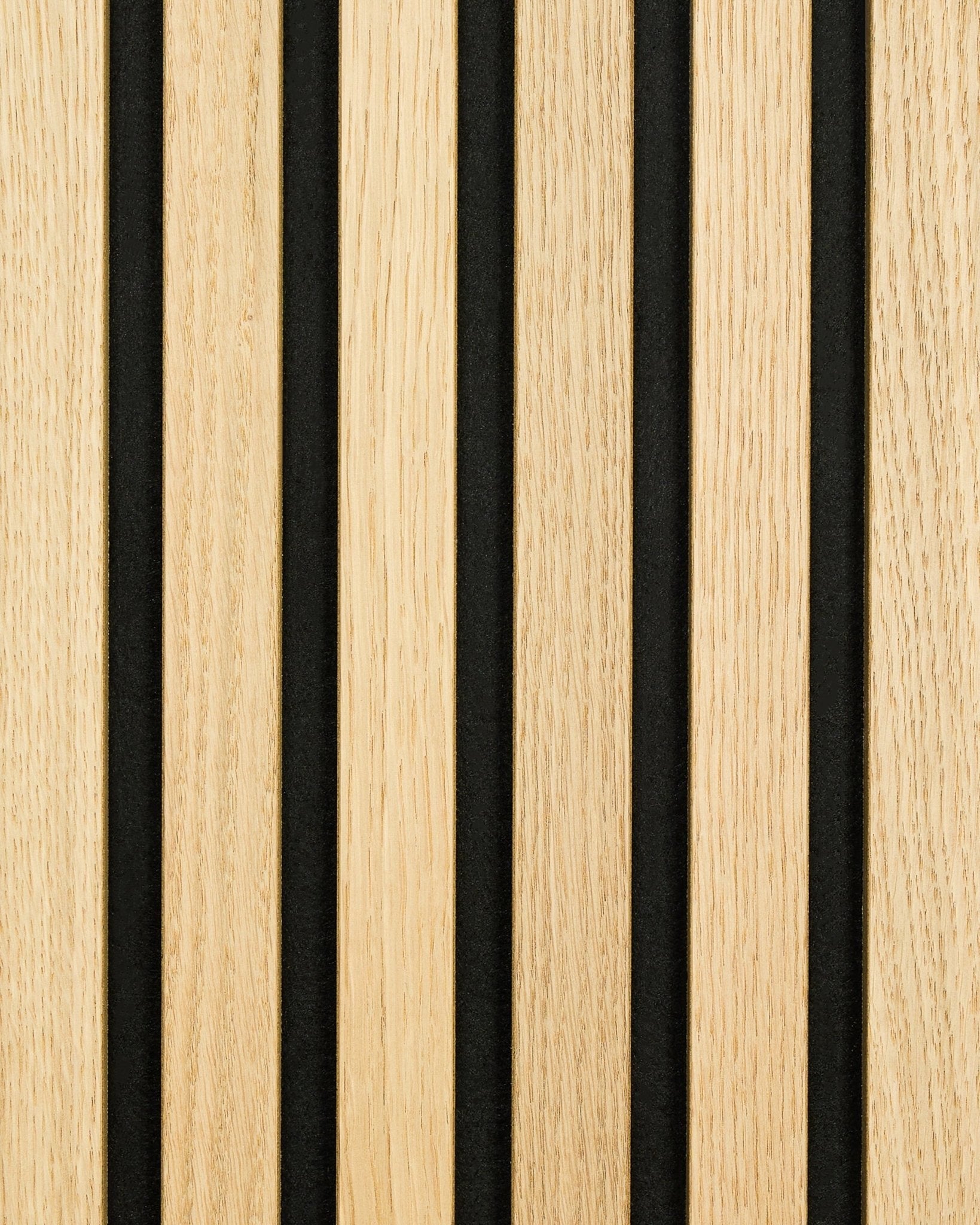 Akupanel Akustikkpanel i klassisk eik med bakside i black filt, med vertical trespiler og black mellomrom for et moderne, lineært nordisk uttrykk.