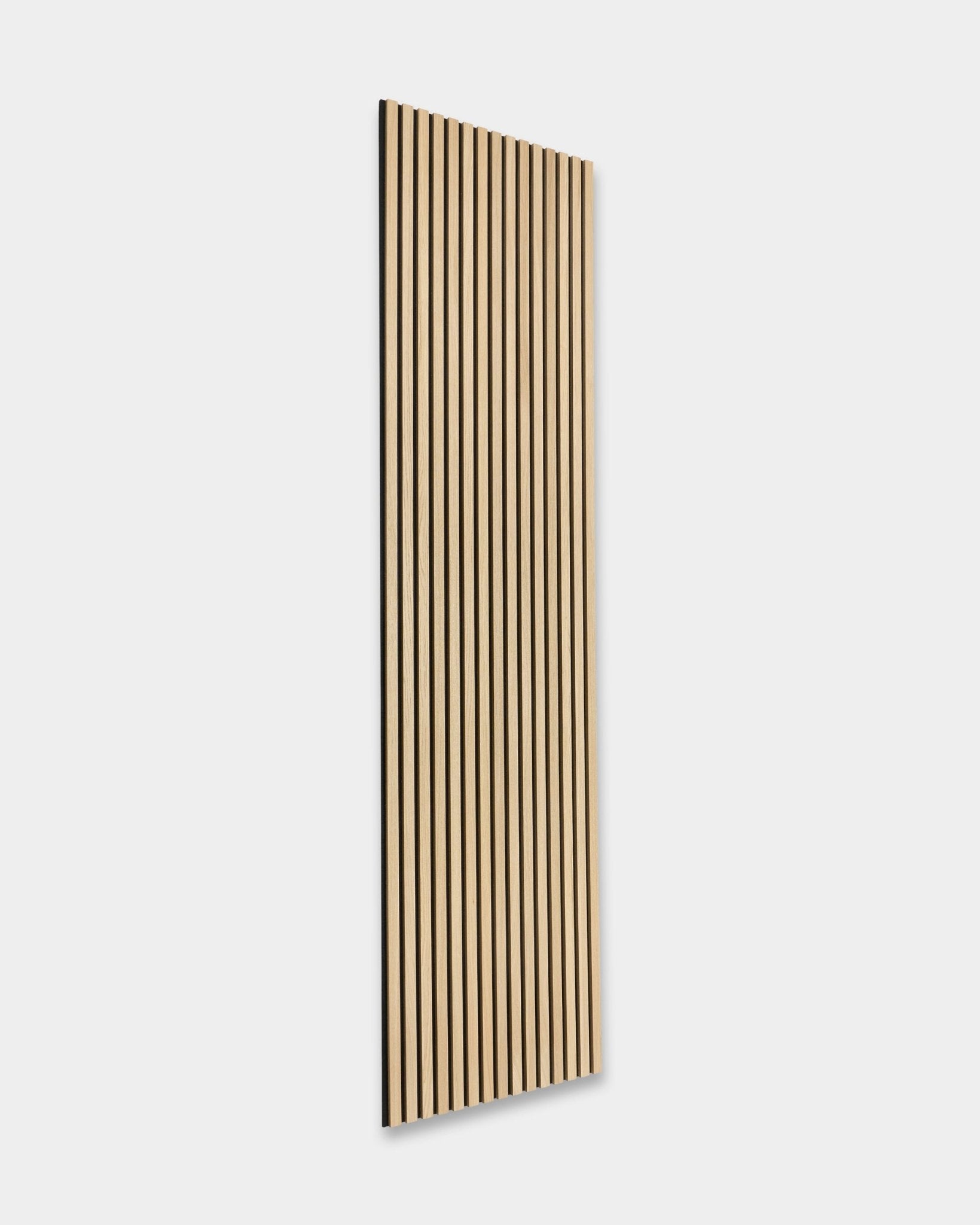 WoodUpp Original Akupanel Akustikkpanel i Classic Oak med bakside i black filt, 300x60 cm, med jevnt fordelte vertical lameller i nordisk design.