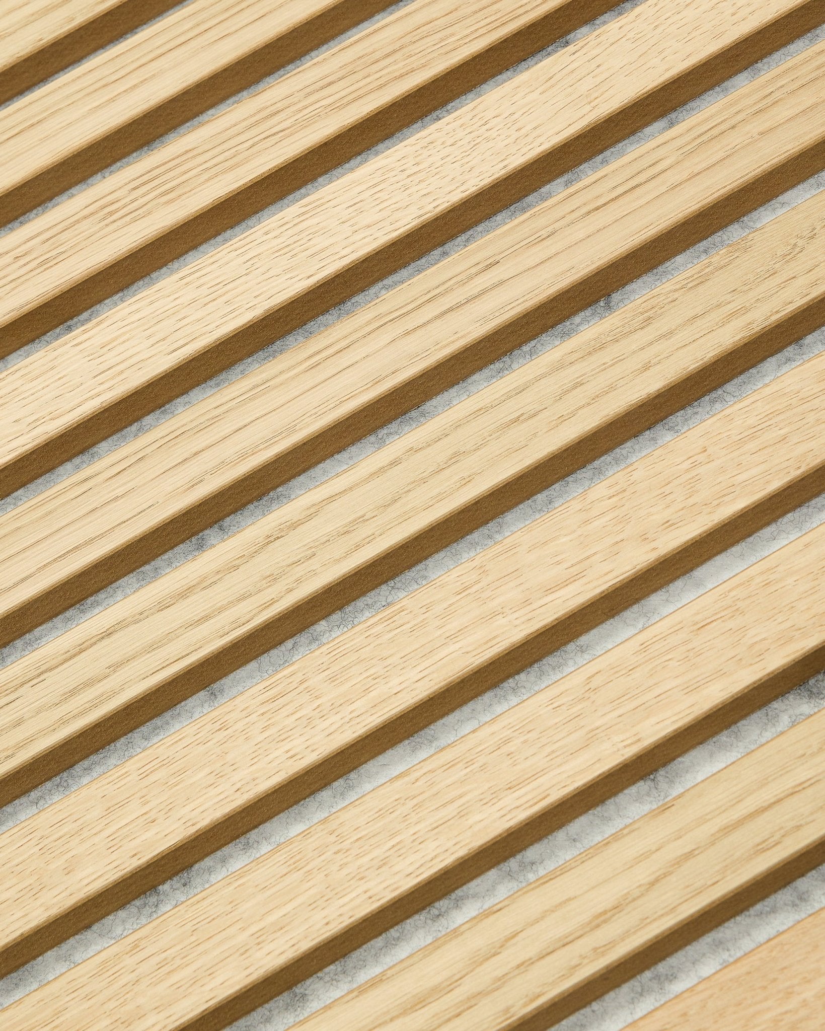 WoodUpp Original Akupanel i Classic Oak og Grey filt, i størrelsen 240 x 60 cm, har vertical trespiler for et moderne, geometrisk skandinavisk Akustikkpanel design.