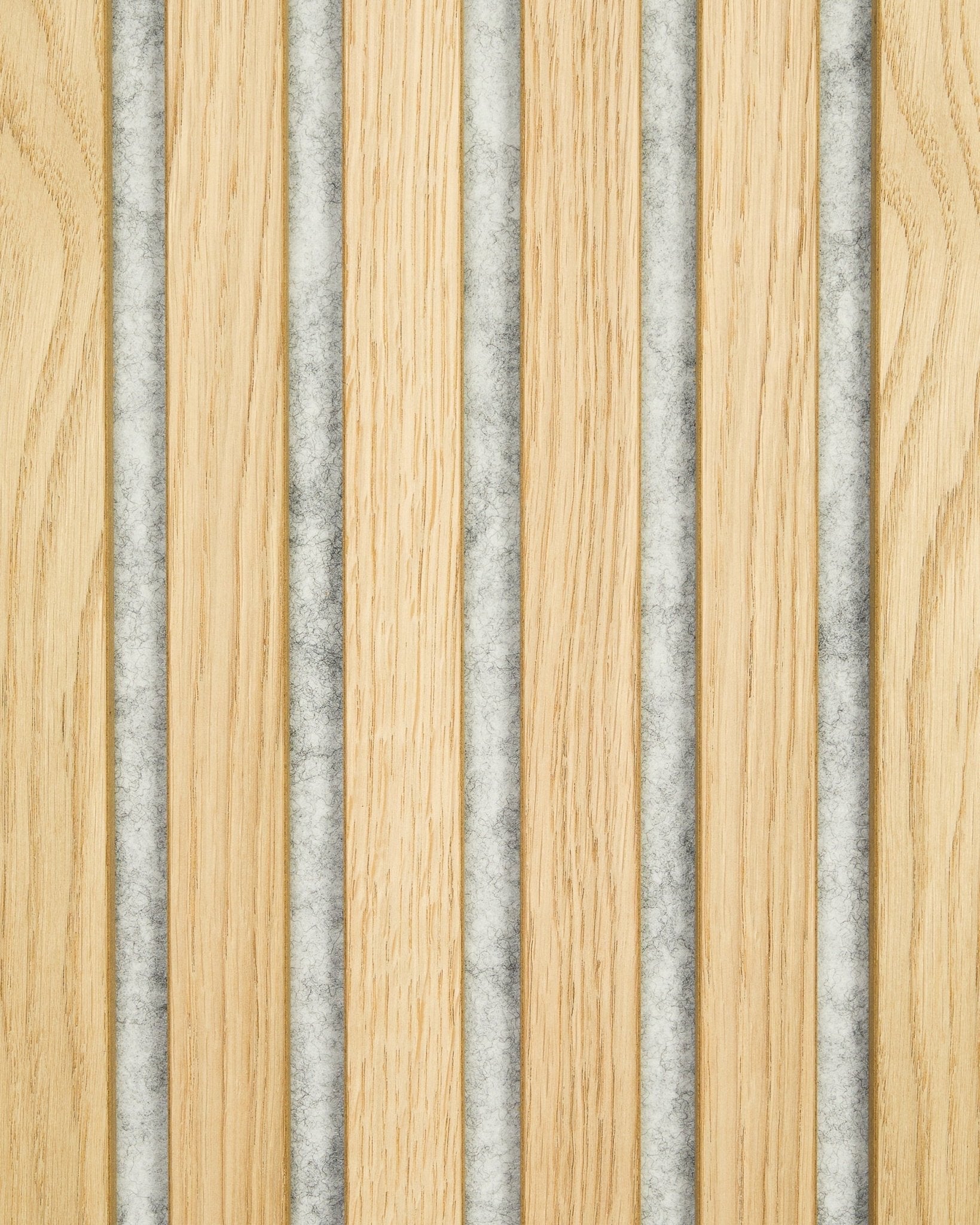 Akupanel prøve fra WoodUpp i Classic Oak med vekslende trespiler og grey filtpaneler, som viser et moderne, geometrisk nordisk Akustikkpanel-design.