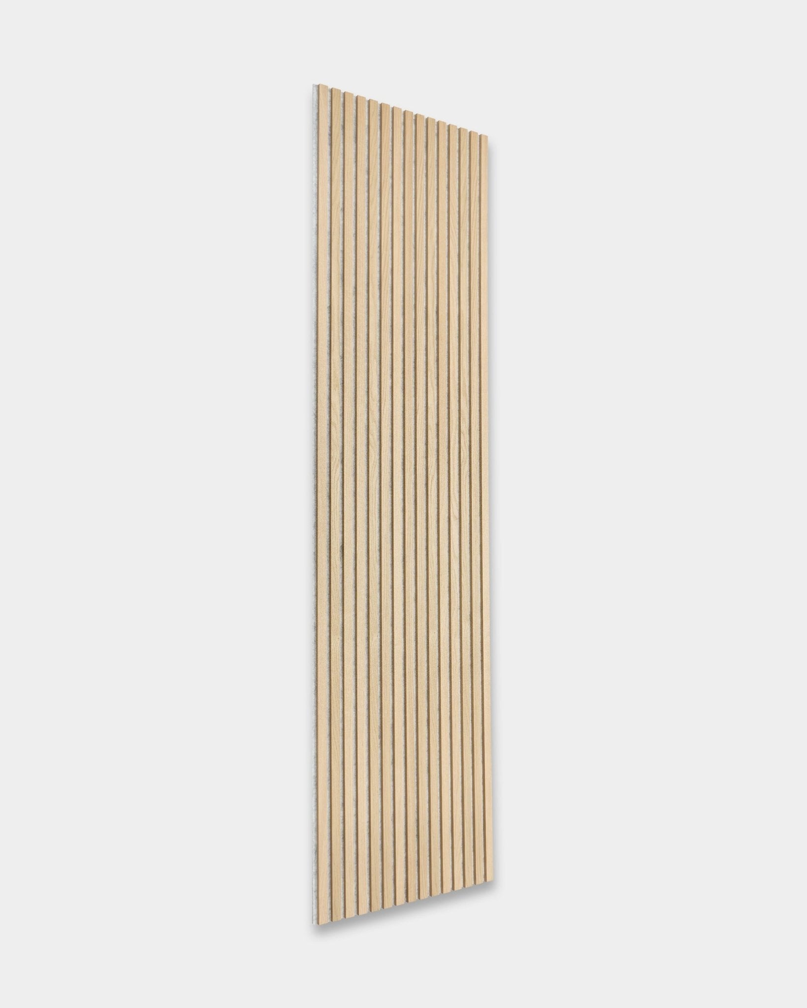 WoodUpp Akupanel Akustikkpanel i Classic Oak med Grey filt på baksiden, 240x60 cm, har vertical trespiler for et minimalistisk skandinavisk design.