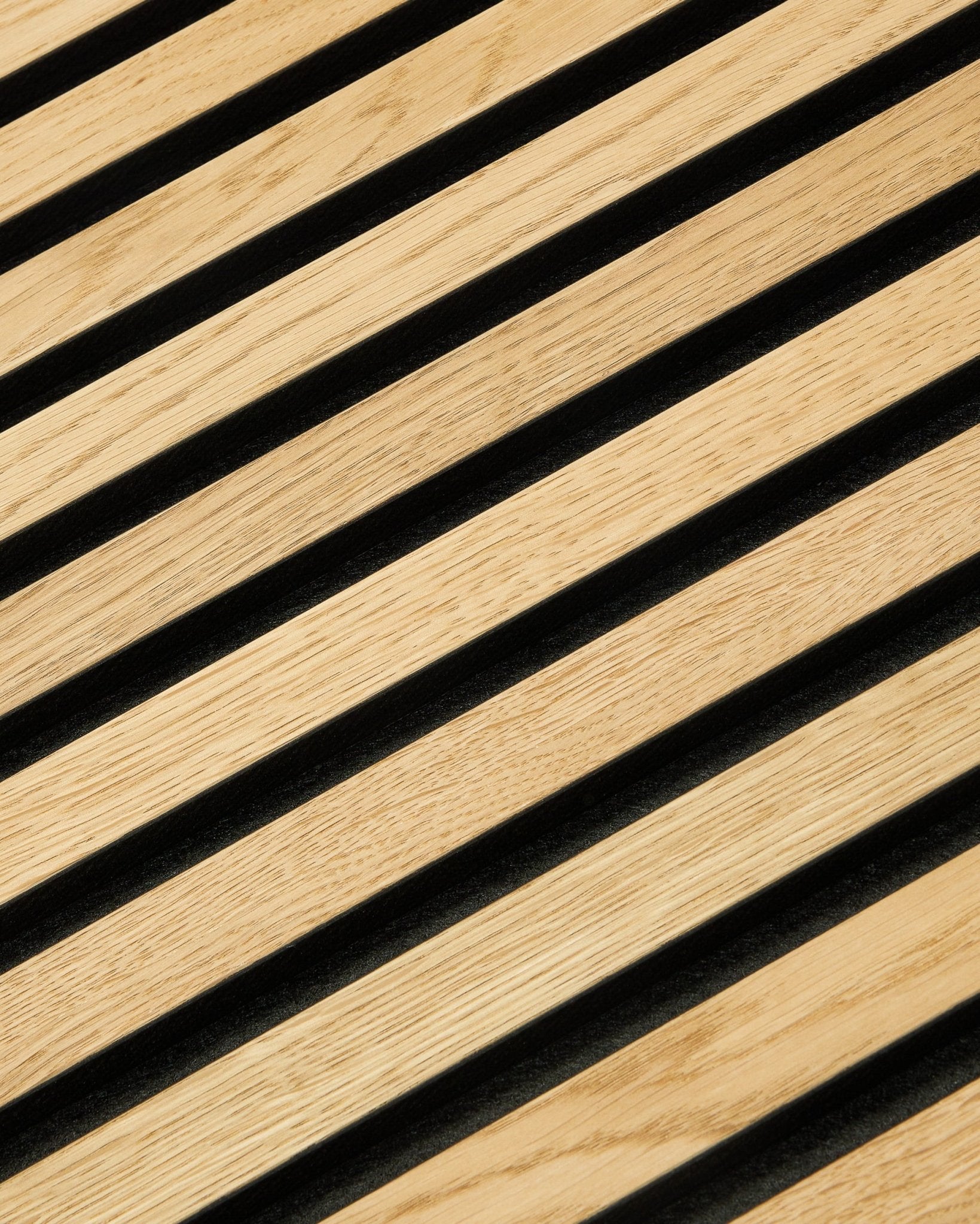 Nærbilde av WoodUpp Akupixel Rustic Natural Oak Akustikkpanel, 60x60 cm, med et moderne nordisk geometrisk mønster med diagonale linjer og black mellomrom.
