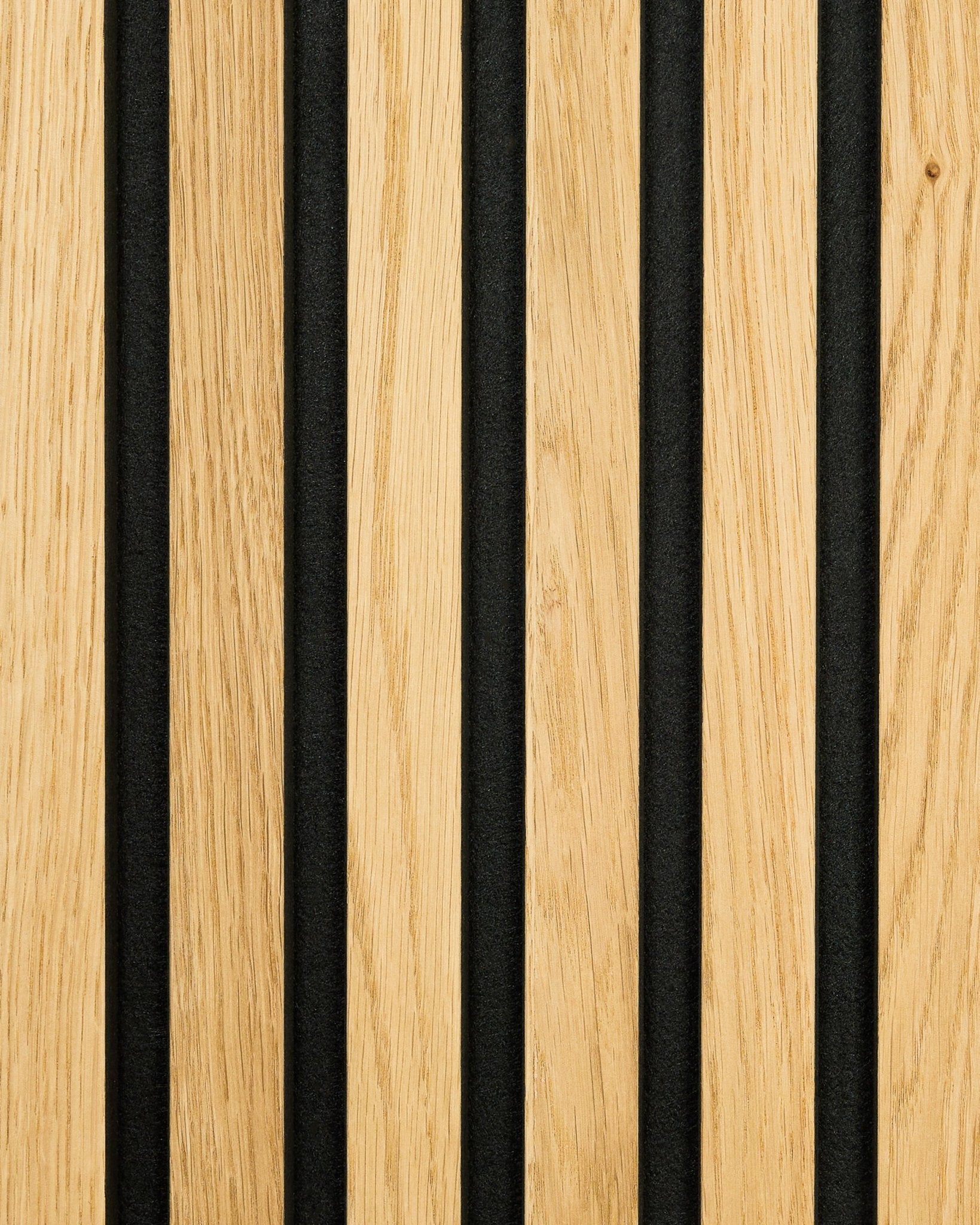 Nærbilde av WoodUpp Akupanel Rustic-prøve i Natural Oak, med vekslende spiler i lyst tre og akustiske spor i black for lydabsorpsjon.