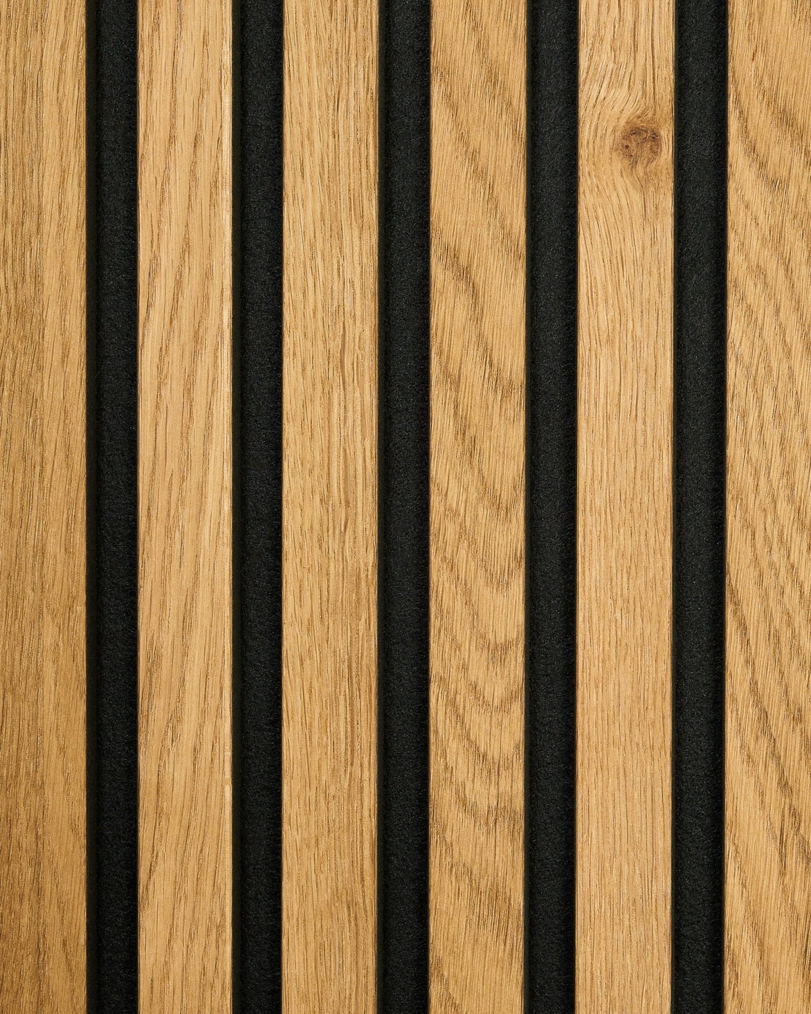 WoodUpp Akupanel i Rustic Brown Oak har vertical trespiler som veksler med black paneler og skaper et stripet Akustikkpanel uttrykk.