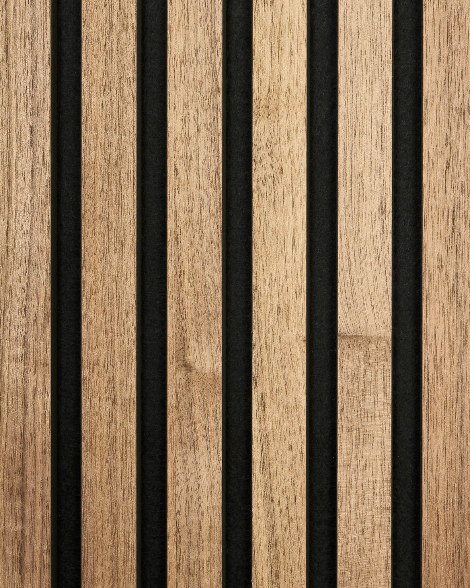 Nærbilde av WoodUpp Akupanel-prøve i valnøttfinish, med vertical trespiler og black filtbakside for et moderne, stripet Akustikkpanel uttrykk.