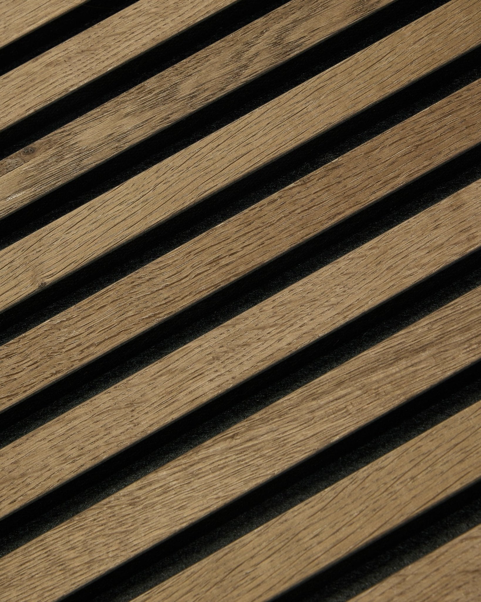 Diagonale trelameller med mørke mellomrom danner striper på et 60x60 cm Rustic Akupixel Grey Oak Akustikkpanel fra WoodUpp, med moderne skandinavisk design.