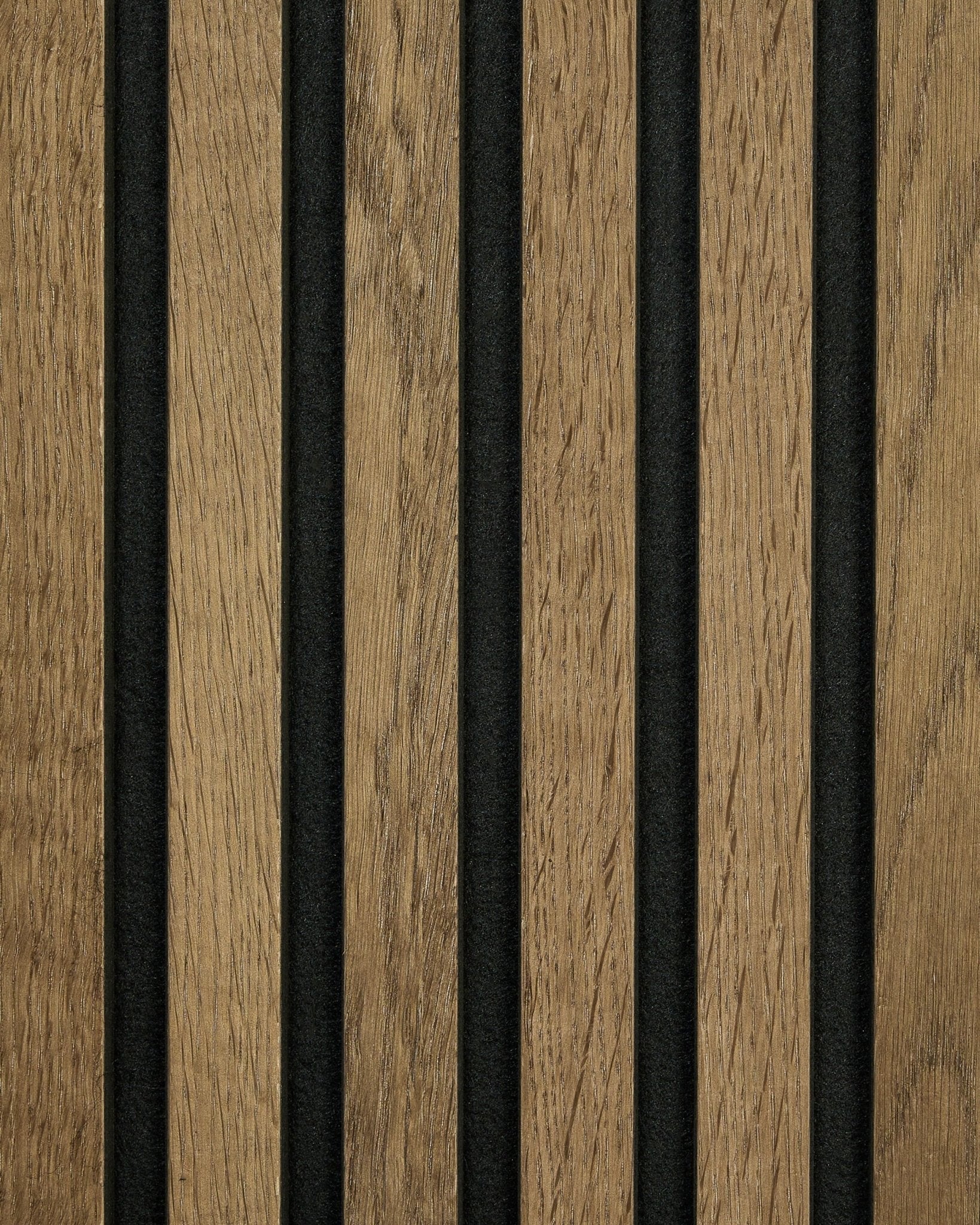 Nærbilde av WoodUpp Akupanel Rustic Sample i Grey Oak, med vertical akustiske spiler og black filtstriper som gir en moderne nordisk veggdetalj.