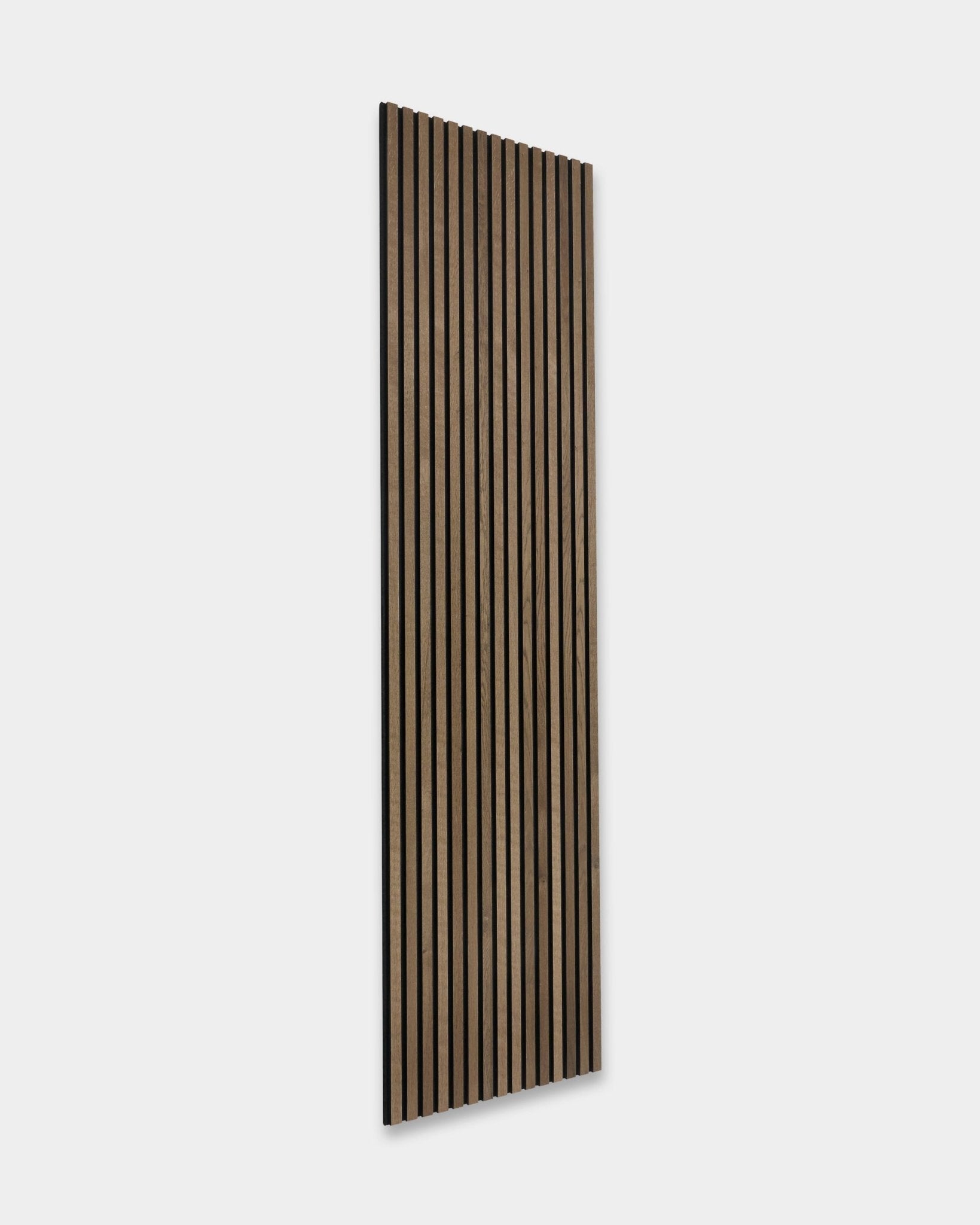 WoodUpp Rustic Akupanel Akustikkpanel i Grey Oak, i skandinavisk stil, med jevnt fordelte vertical spiler, størrelse 240 x 60 cm.
