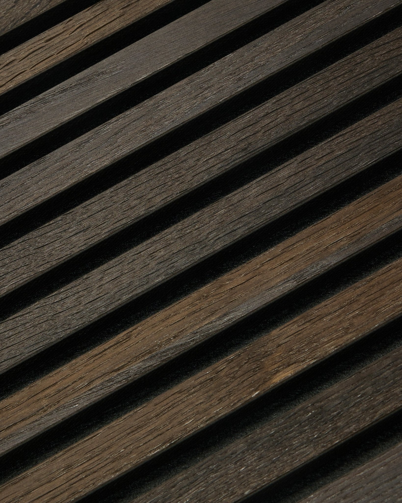 Nærbilde av WoodUpp Rustic Akupanel Akustikkpanel i Smoked Oak (300x60cm), som viser synlig trestruktur, minimalistisk nordisk stil og et lineært skyggemønster.
