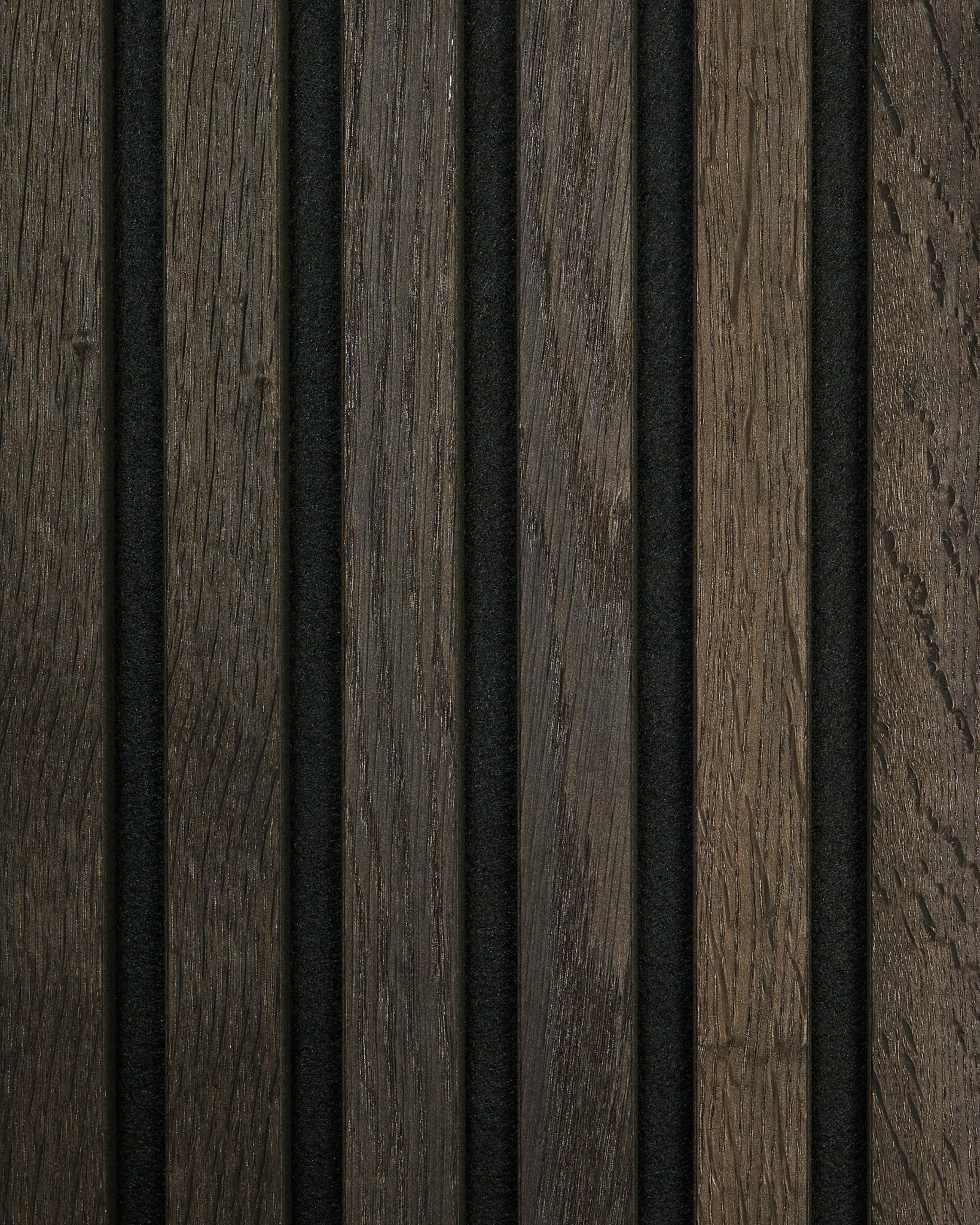 Nærbilde av WoodUpp Akupanel Rustic Sample i Smoked Oak med vertical akustiske spiler i lyse og mørke brown toner med smale black mellomrom.
