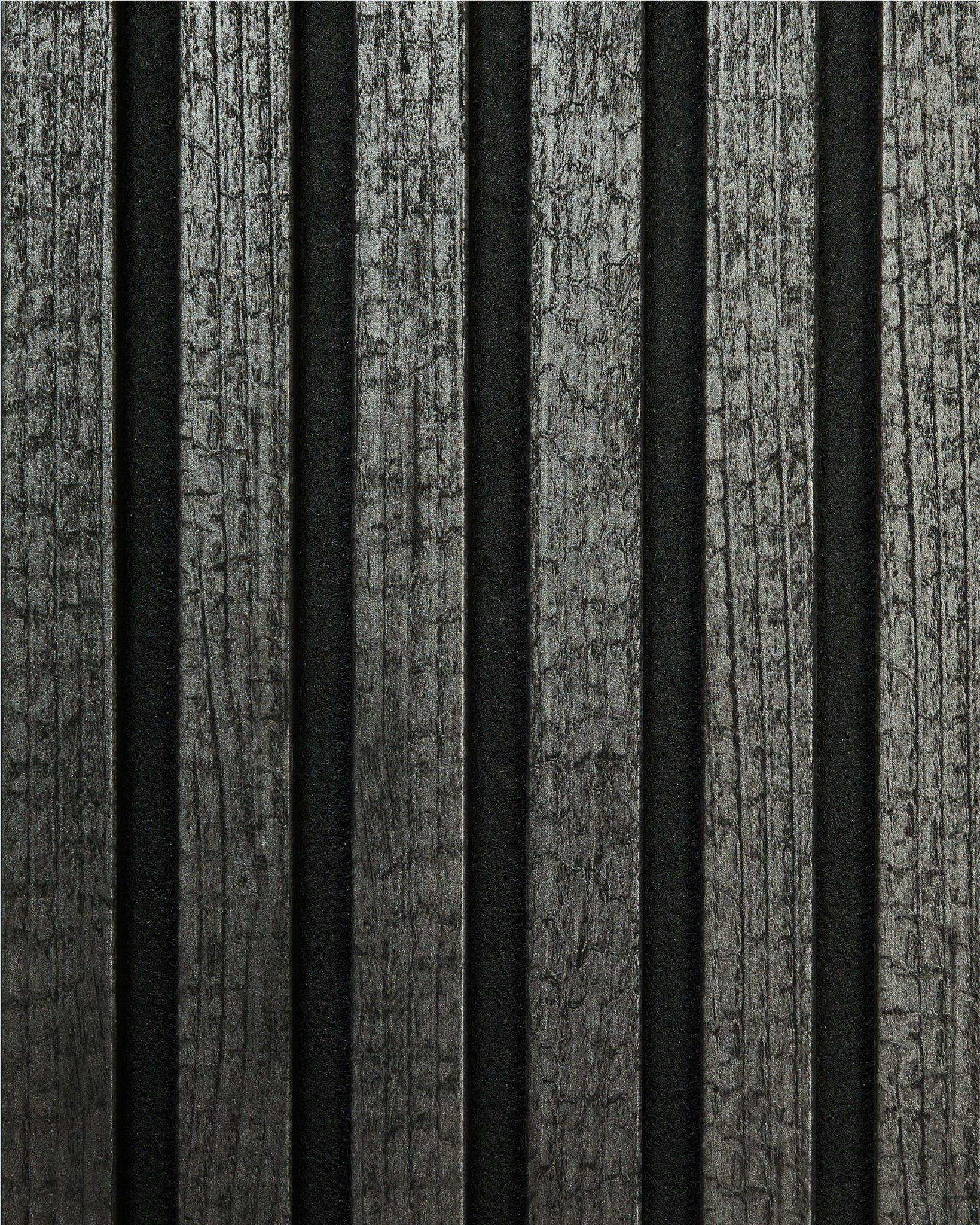 The Rebel | Prøve / Charcoal fra WoodUpp viser vertical, forkullede akustiske trepaneler med en mørk, teksturert overflate for et moderne nordisk uttrykk.