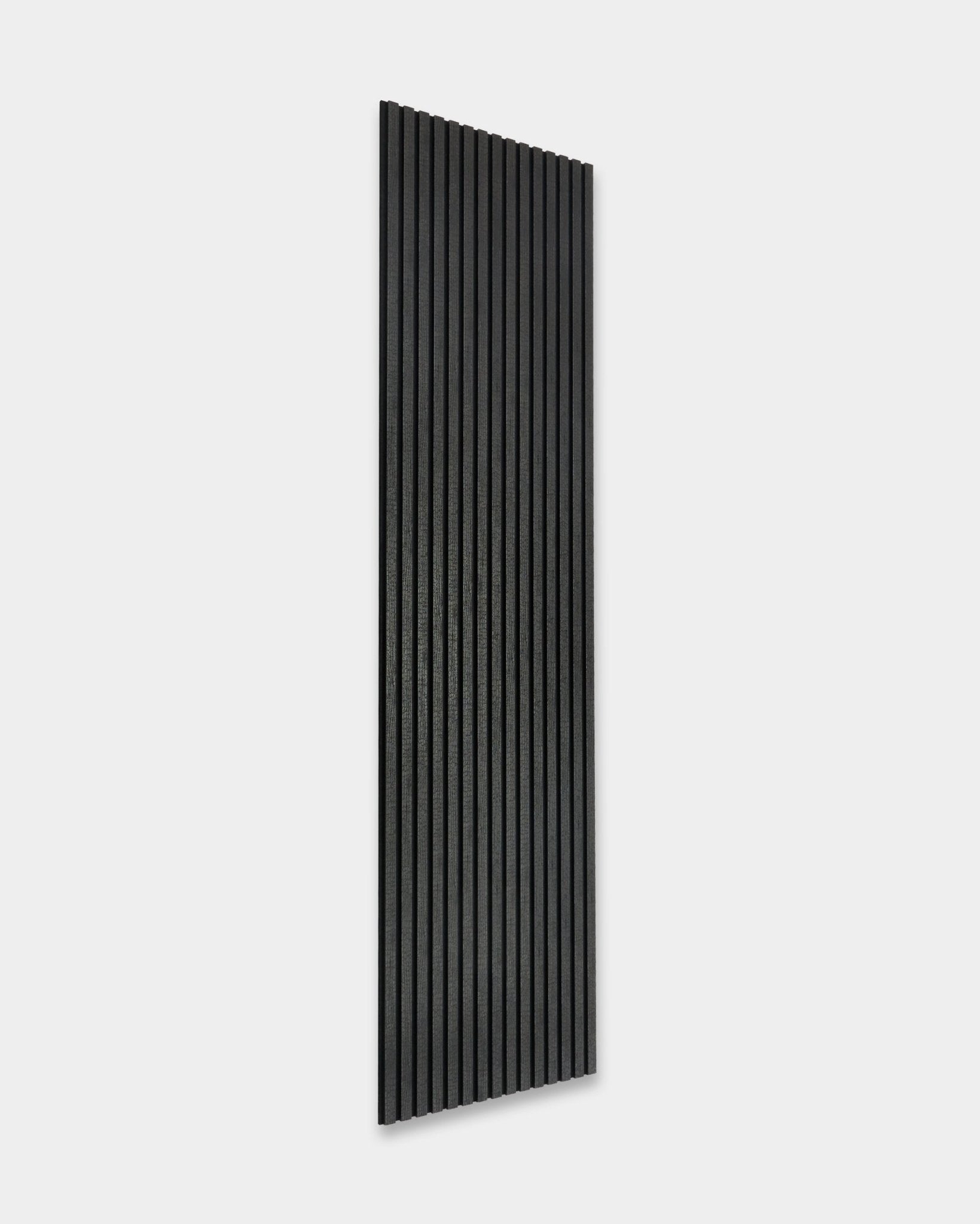 The Rebel Akupanel fra WoodUpp i Charcoal (240x60 cm), et nordisk Akustikkpanel med vertical spor, vist mot en lys grå bakgrunn.