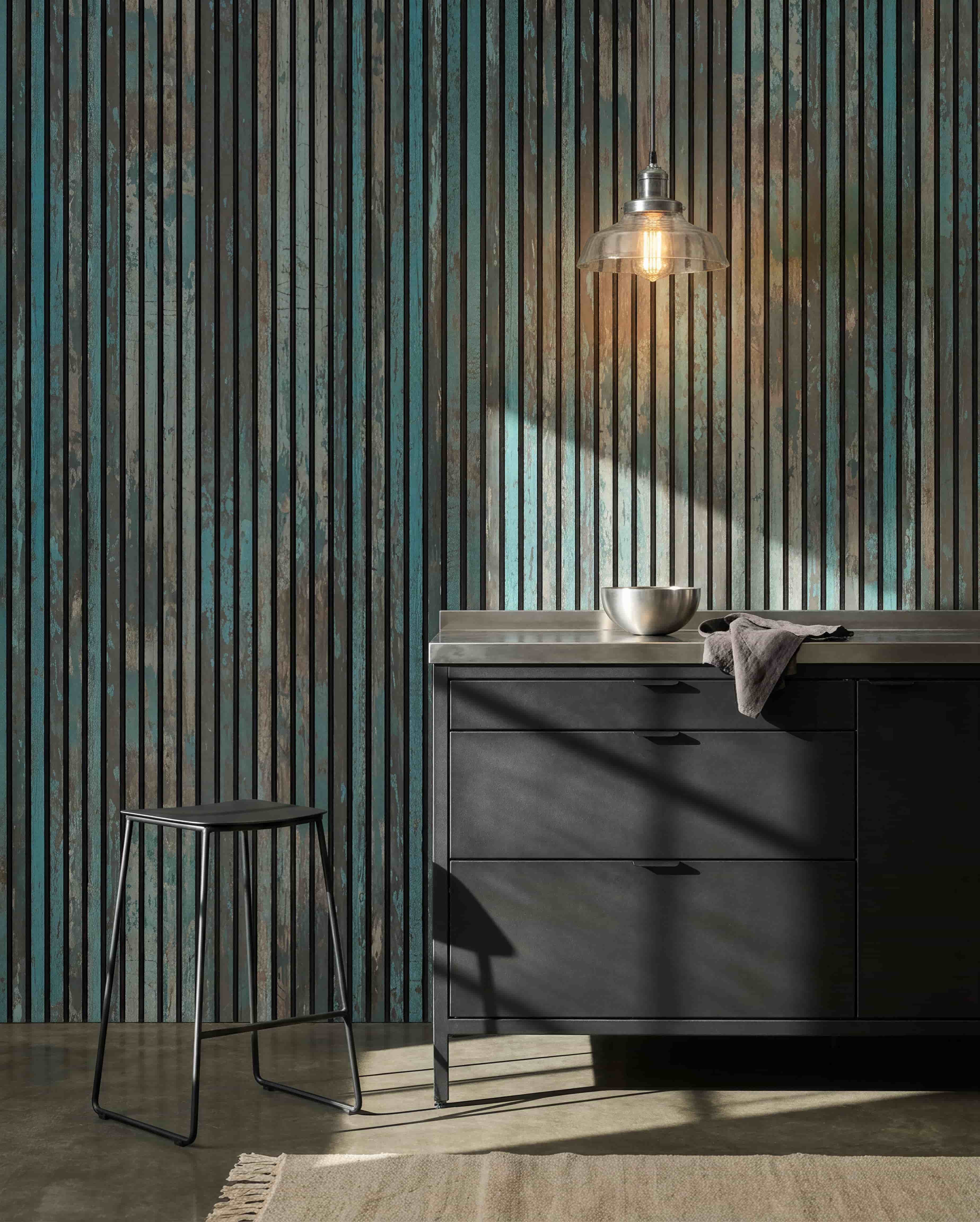 Moderne kjøkken med black barkrakker, black skap, en bolle under en pendellampe og et WoodUpp Akupanel Oxide Blue Akustikkpanel på veggen for bedre lydkomfort.