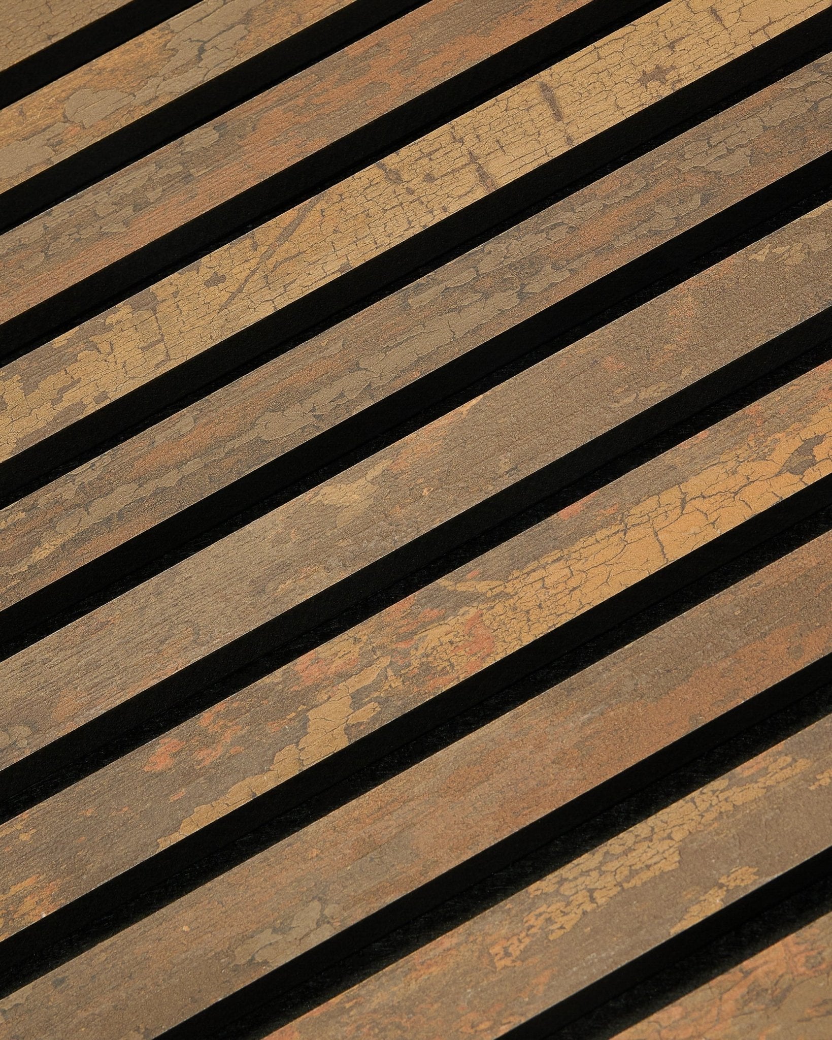 Nærbilde av WoodUpp Rebel Akupanel i Oxide Copper, 240x60 cm, som viser et lineært Akustikkpanel spiledesign med smale mellomrom for bedre lydabsorpsjon.