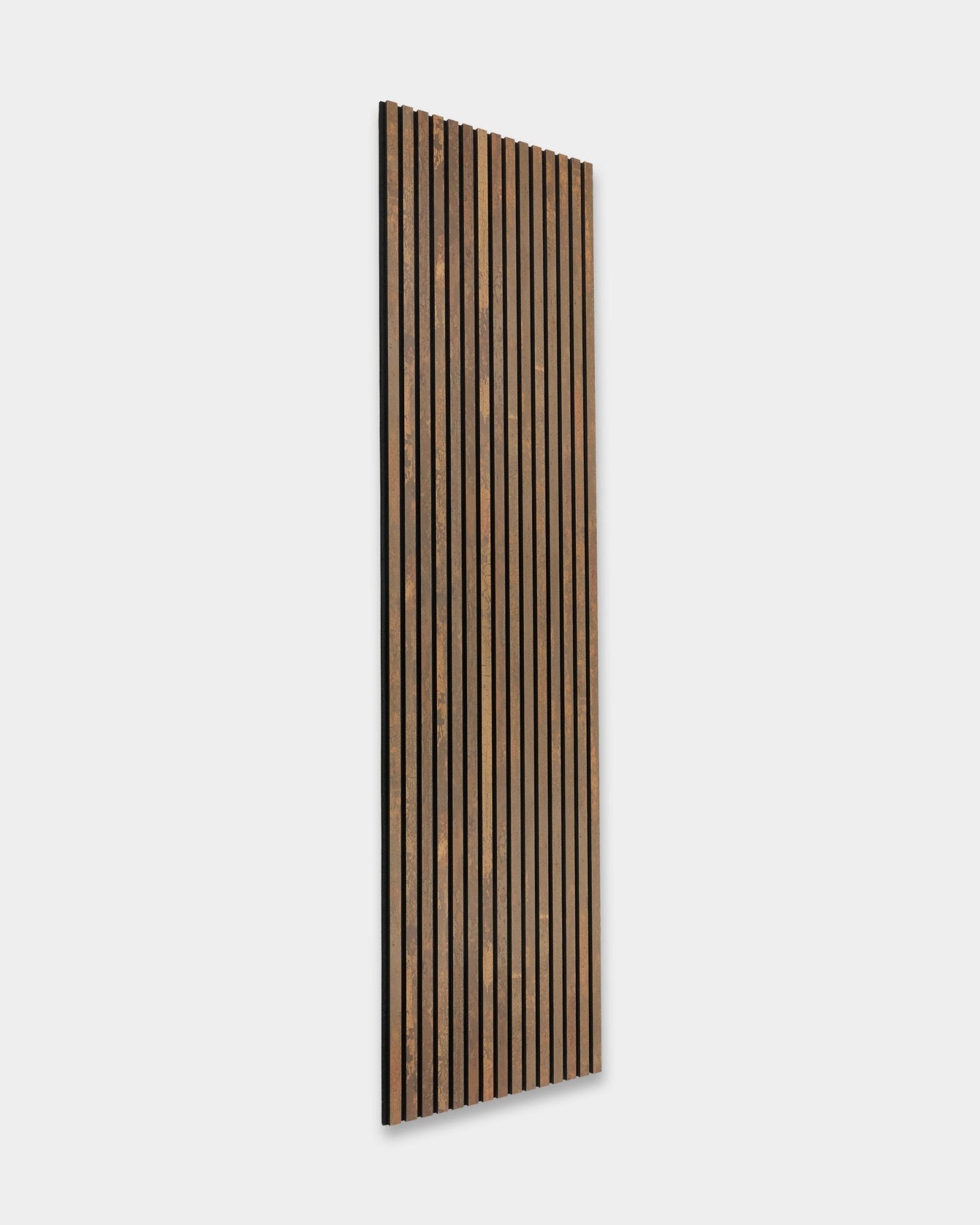 The Rebel Akupanel i Oxide Copper, 240x60 cm fra WoodUpp, Akustikkpanel med spiledesign mot en ensfarget lys grå bakgrunn.