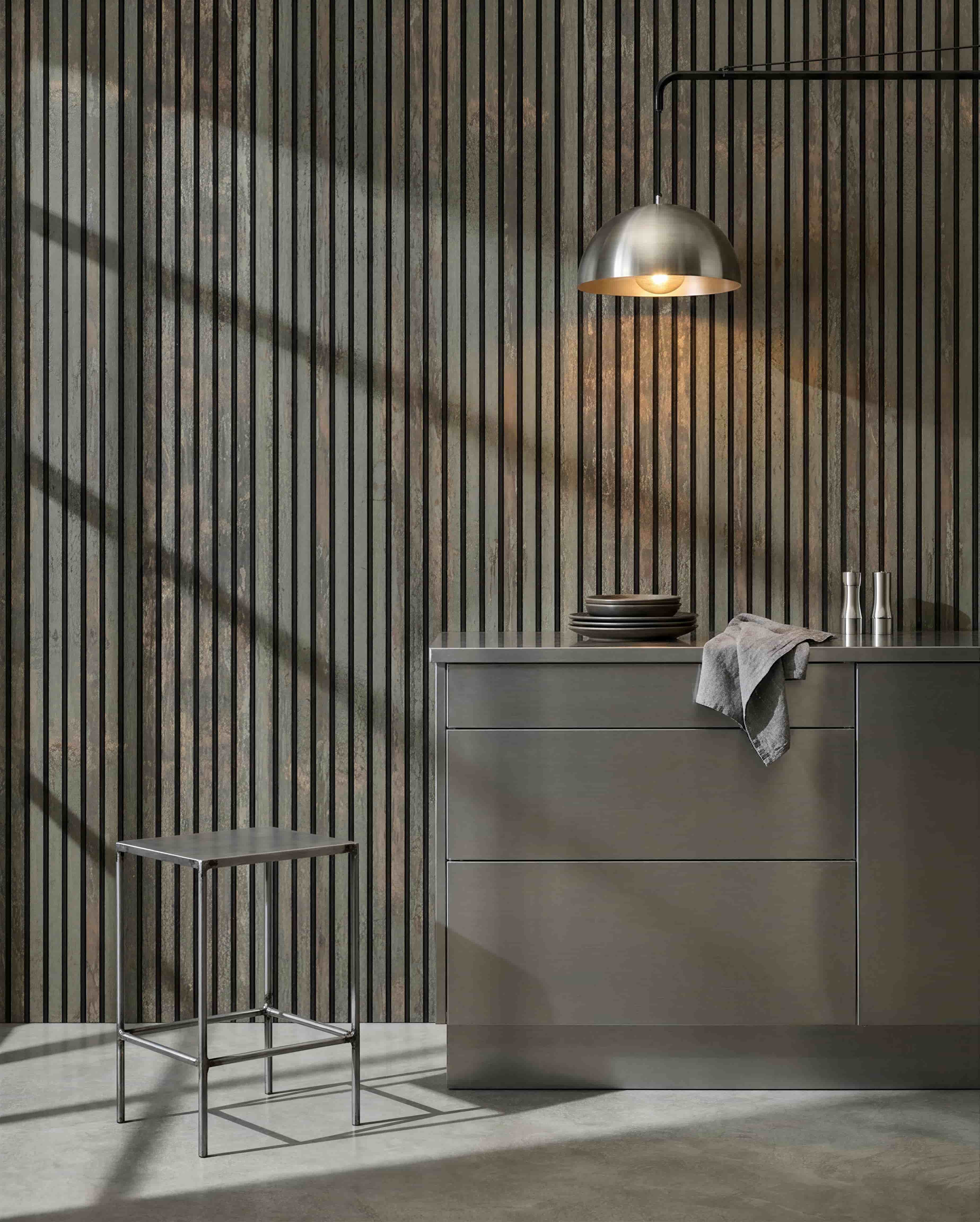 Minimalistisk kjøkken med metallkrakk, grey kjøkkenøy og servise, med et WoodUpp Akupanel akustisk trepanel i Oxide Grey/Black filt for lydkontroll.