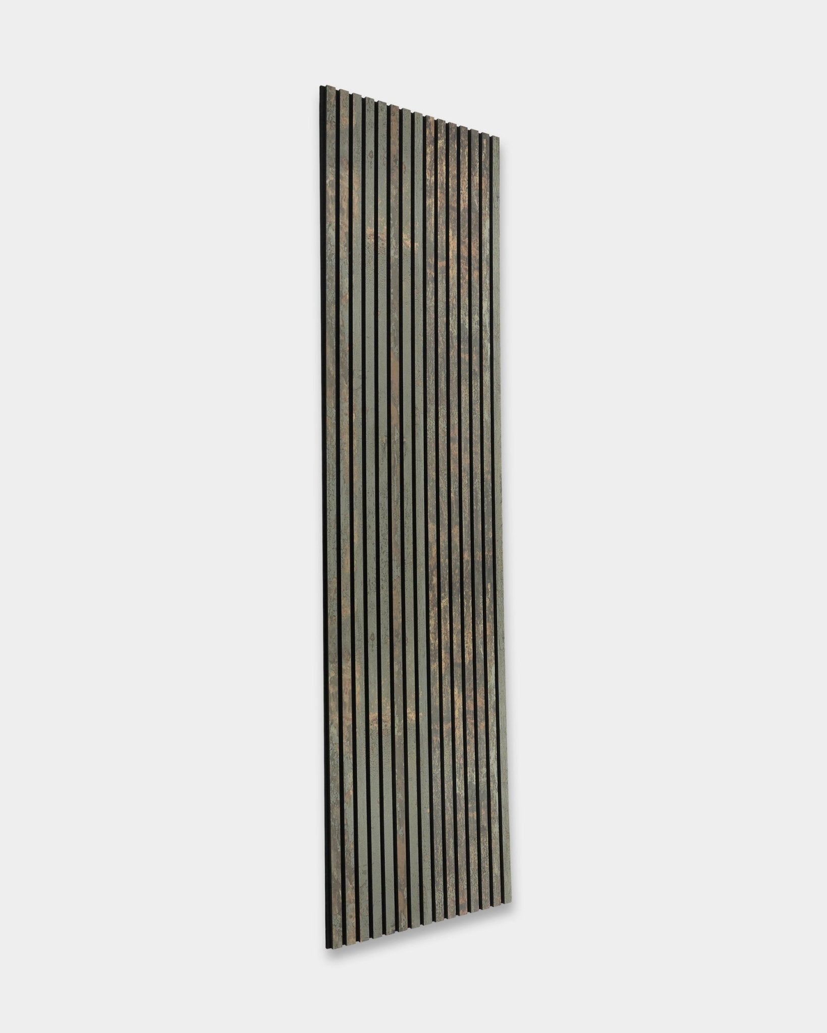Rebel Akupanel i Oxide Grey fra WoodUpp er et Akustikkpanel på 240x60 cm med vertical black og grå spiler, utformet for lydabsorpsjon og et rustikt, værbitt uttrykk.