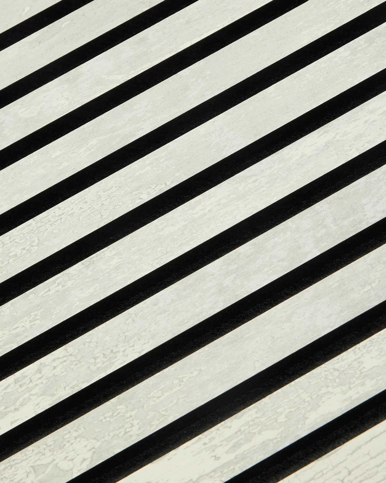 Akupanel Akustikkpanel fra WoodUpp i Oxide White har black og hvite diagonale striper med en lamellstruktur. Mål: 240 x 60 cm. Nordisk design.