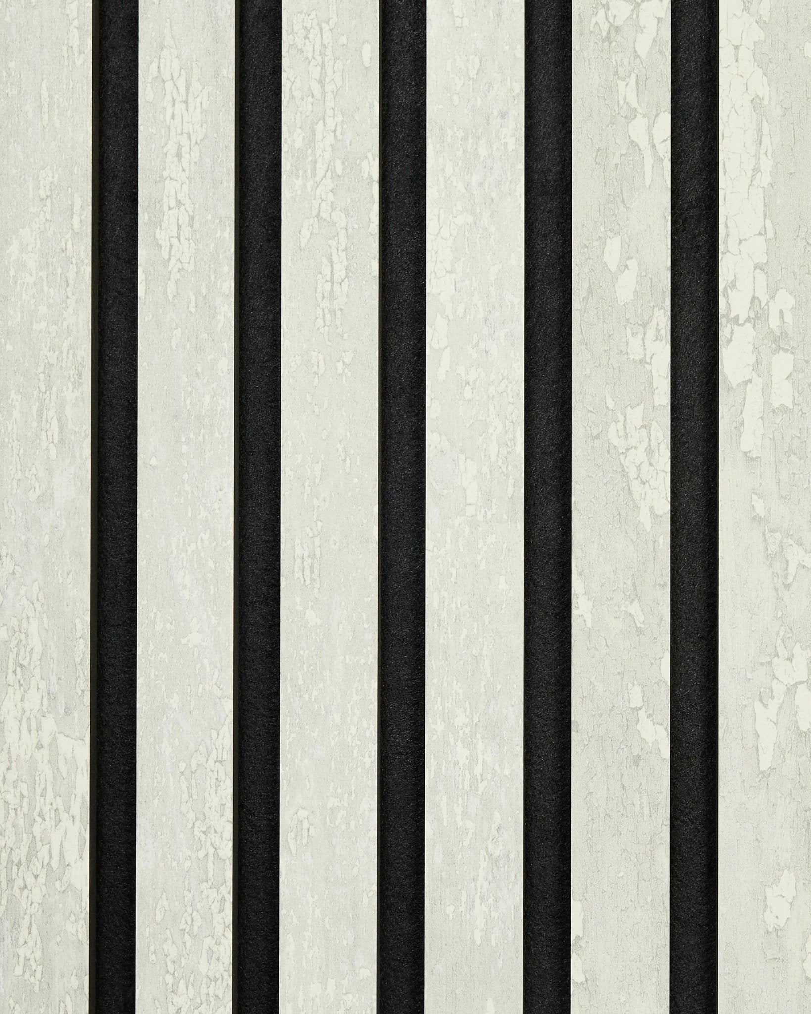 Akupanel-prøve i Rebel | White Oxide fra WoodUpp, som viser markante black og teksturerte offwhite striper med et værbitt uttrykk av avskallende maling.