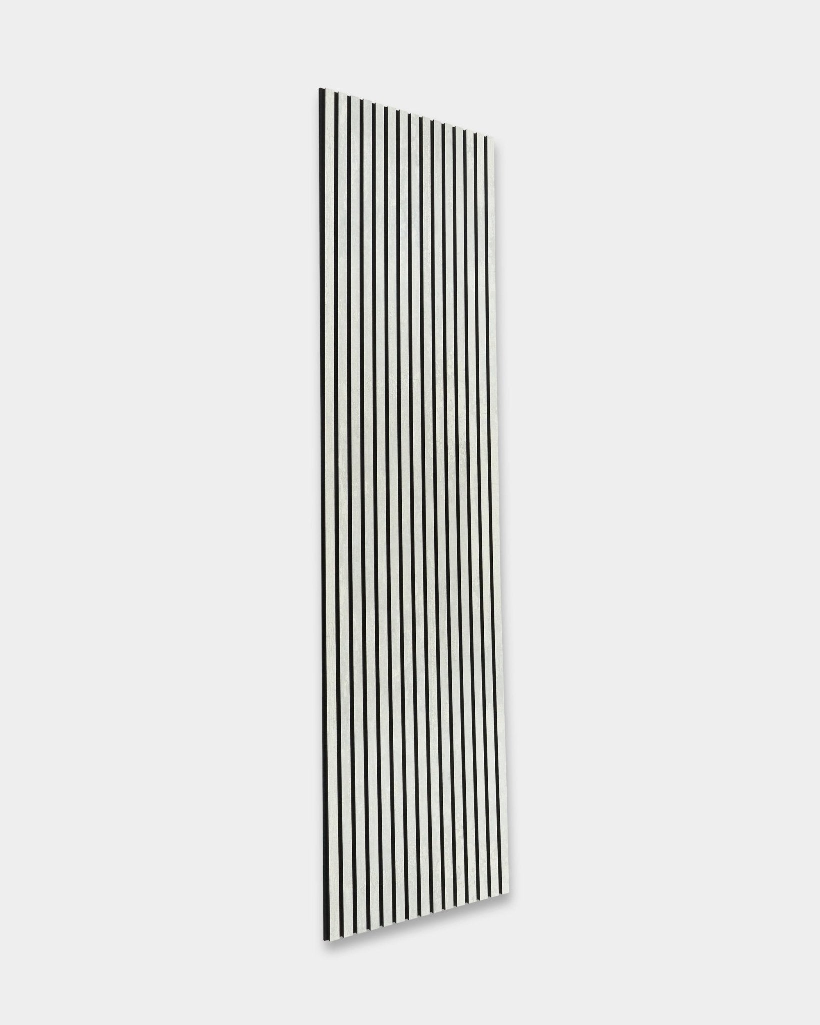 WoodUpp Rebel Akupanel i Oxide White (240 x 60 cm) med black vertical lameller, som forbedrer romakustikken mot en lys grå bakgrunn. Nordisk minimalistisk design.