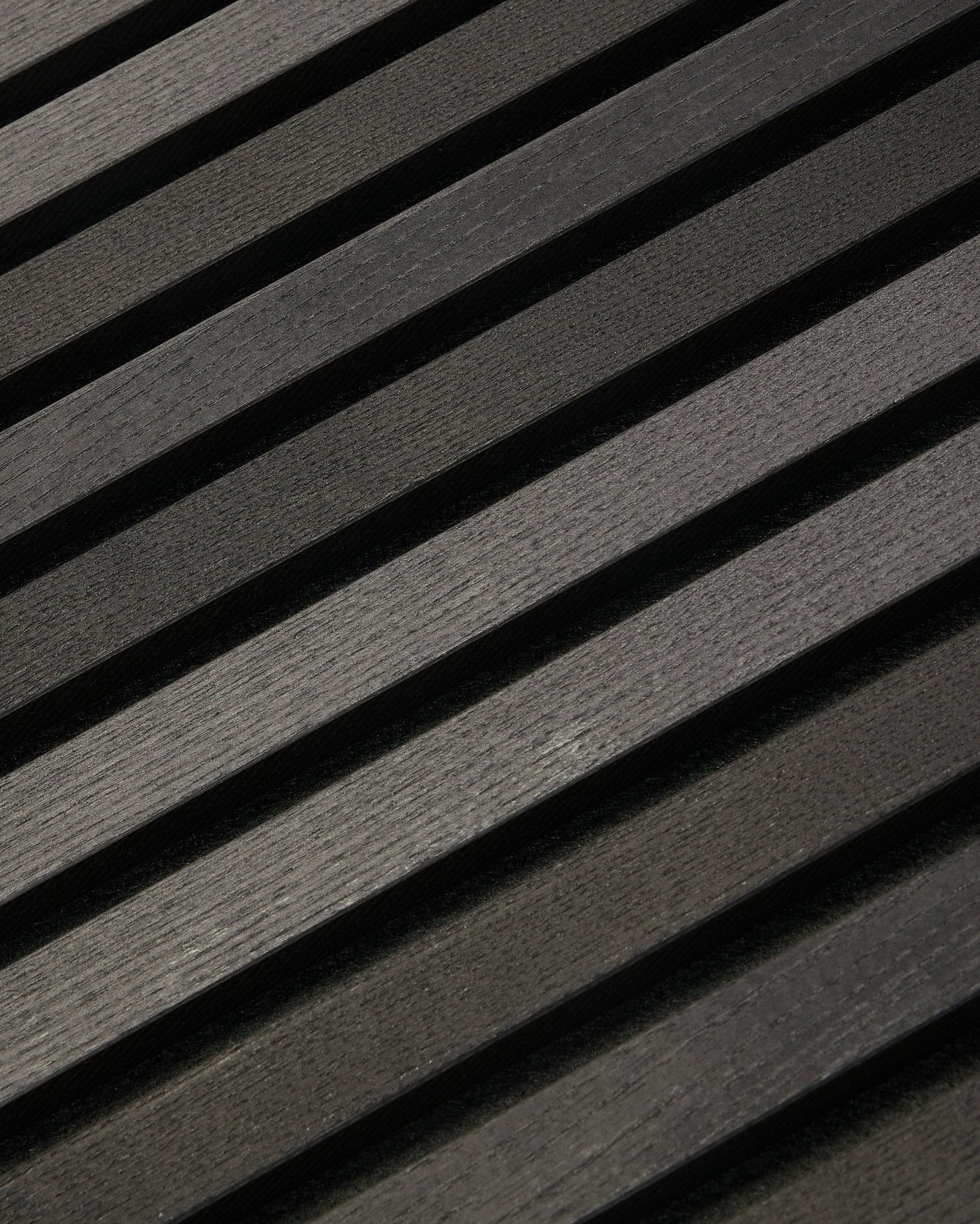 Tonal Akupanel i Black ask (300 x 60 cm) fra WoodUpp, en mørk diagonal Akustikkpanel med teksturerte, skandinavisk-inspirerte spiler for innervegger.
