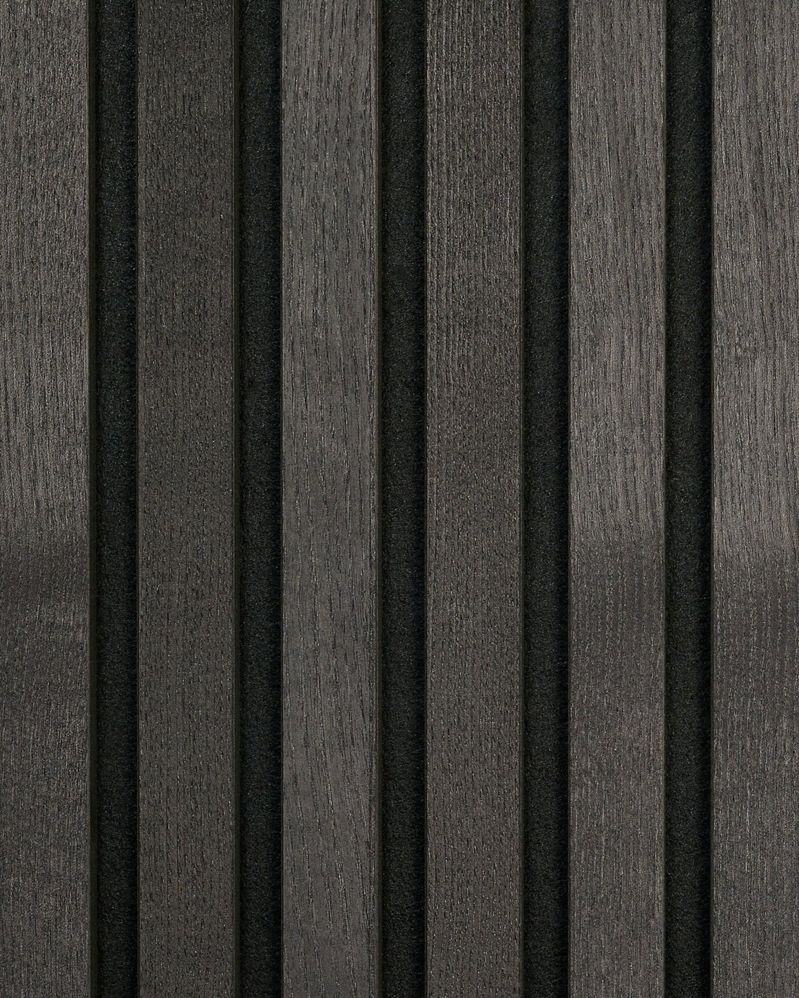 WoodUpp Tonal Black Ash Akustikkpanel-prøve med mørke trespiler i vertical og smale mellomrom i black, som skaper et stripet, minimalistisk nordisk uttrykk.