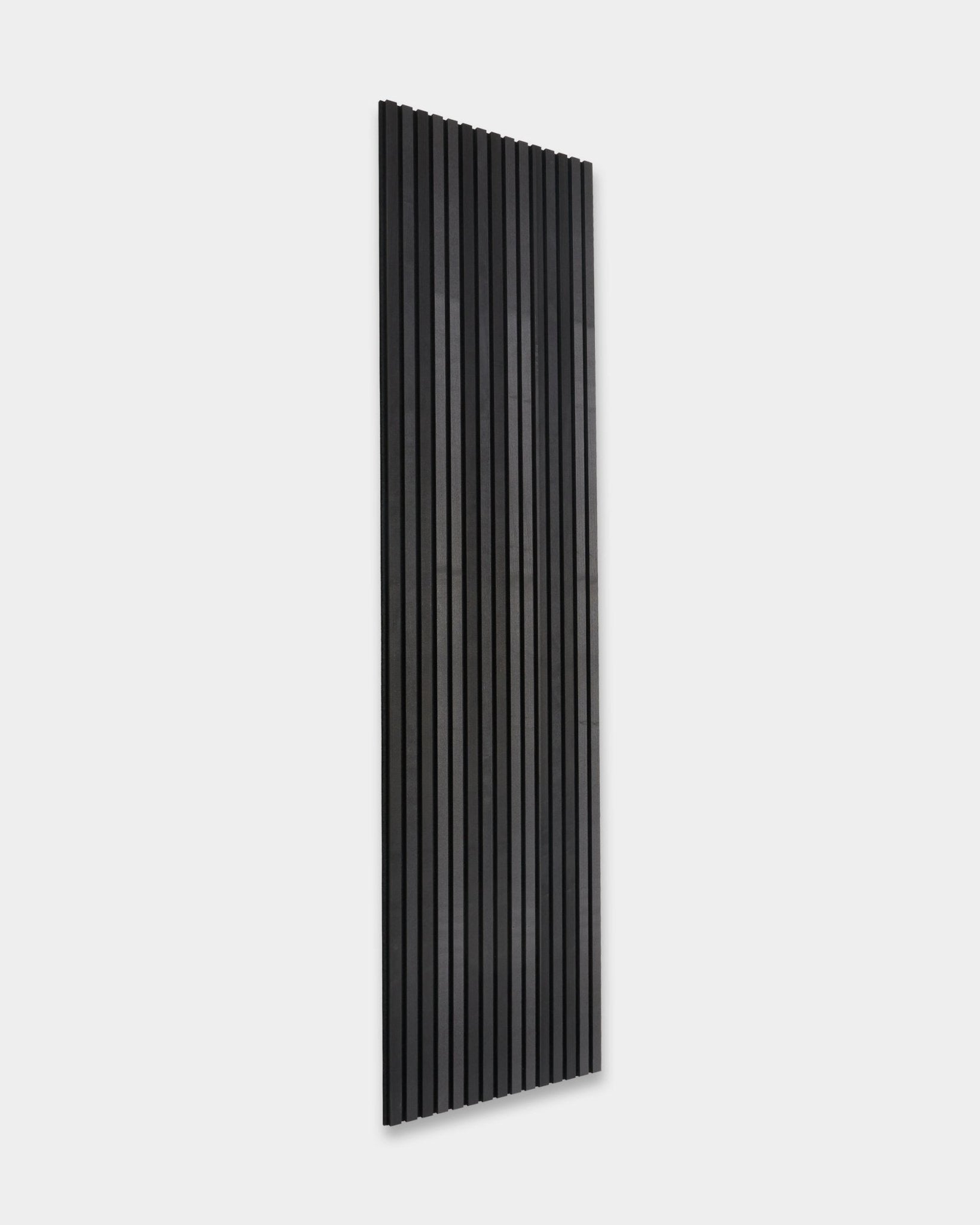 WoodUpp Akupanel Tonal Akustikkpanel i Black ask (300x60 cm) med vertical spiler montert på en ensfarget lys grå vegg, som viser minimalistisk skandinavisk design.