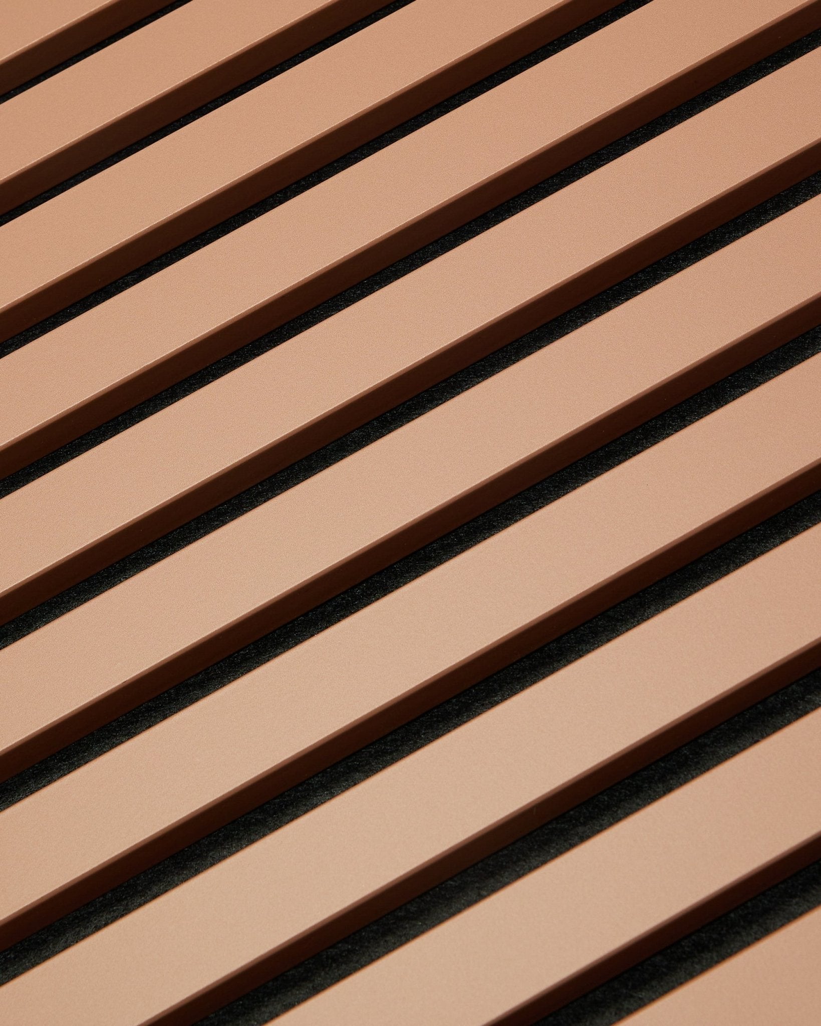 Diagonale brown- og black-spiler danner et stripete mønster på en 240 x 60 cm Hue | Akupanel / Clay Akustikkpanel fra WoodUpp, med et uttrykk som speiler nordisk design.