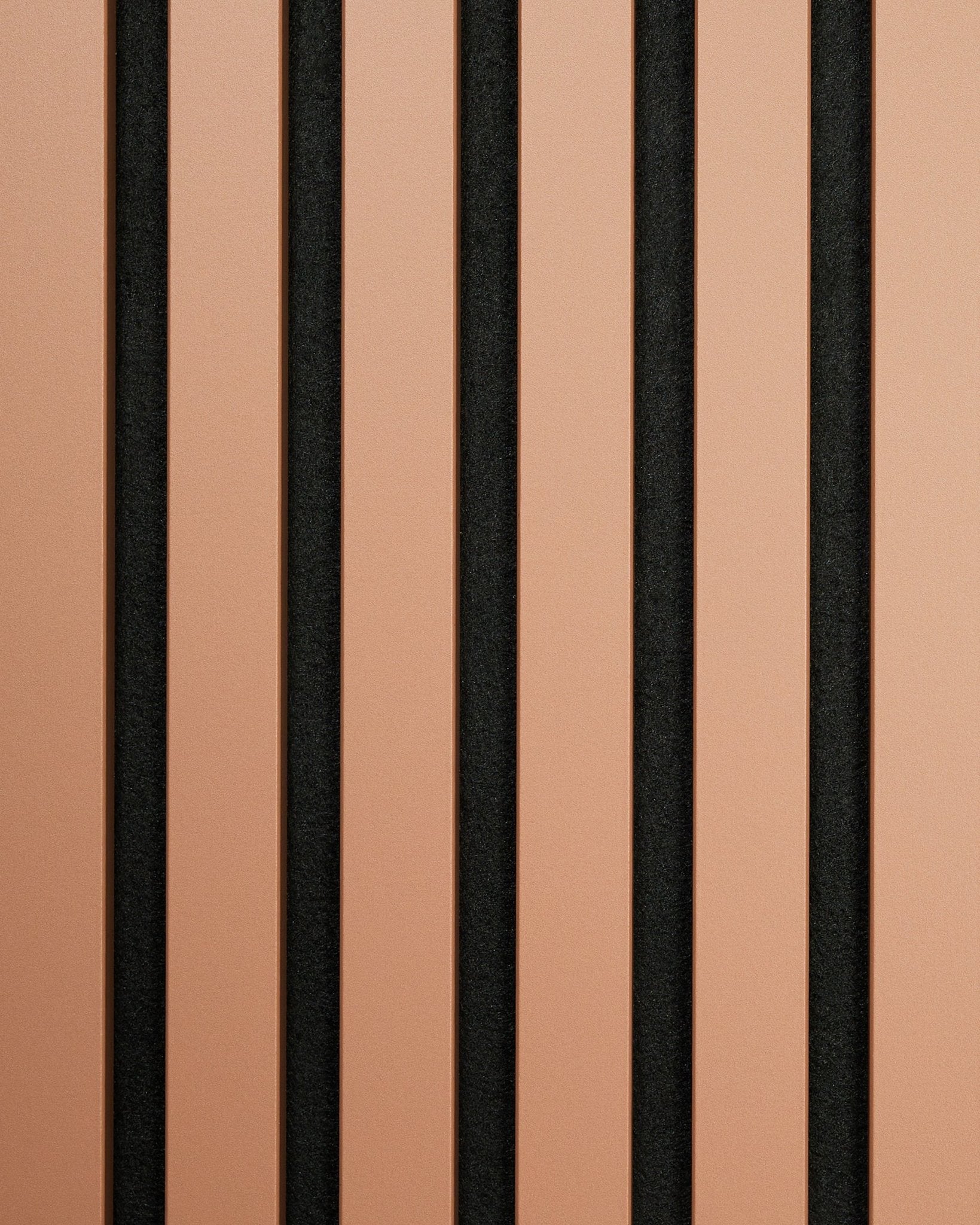 Hue | Sample / Clay fra WoodUpp viser vertical lyse brown og black akustikkpaneler i et minimalistisk stripemønster, som fremhever nordisk design.