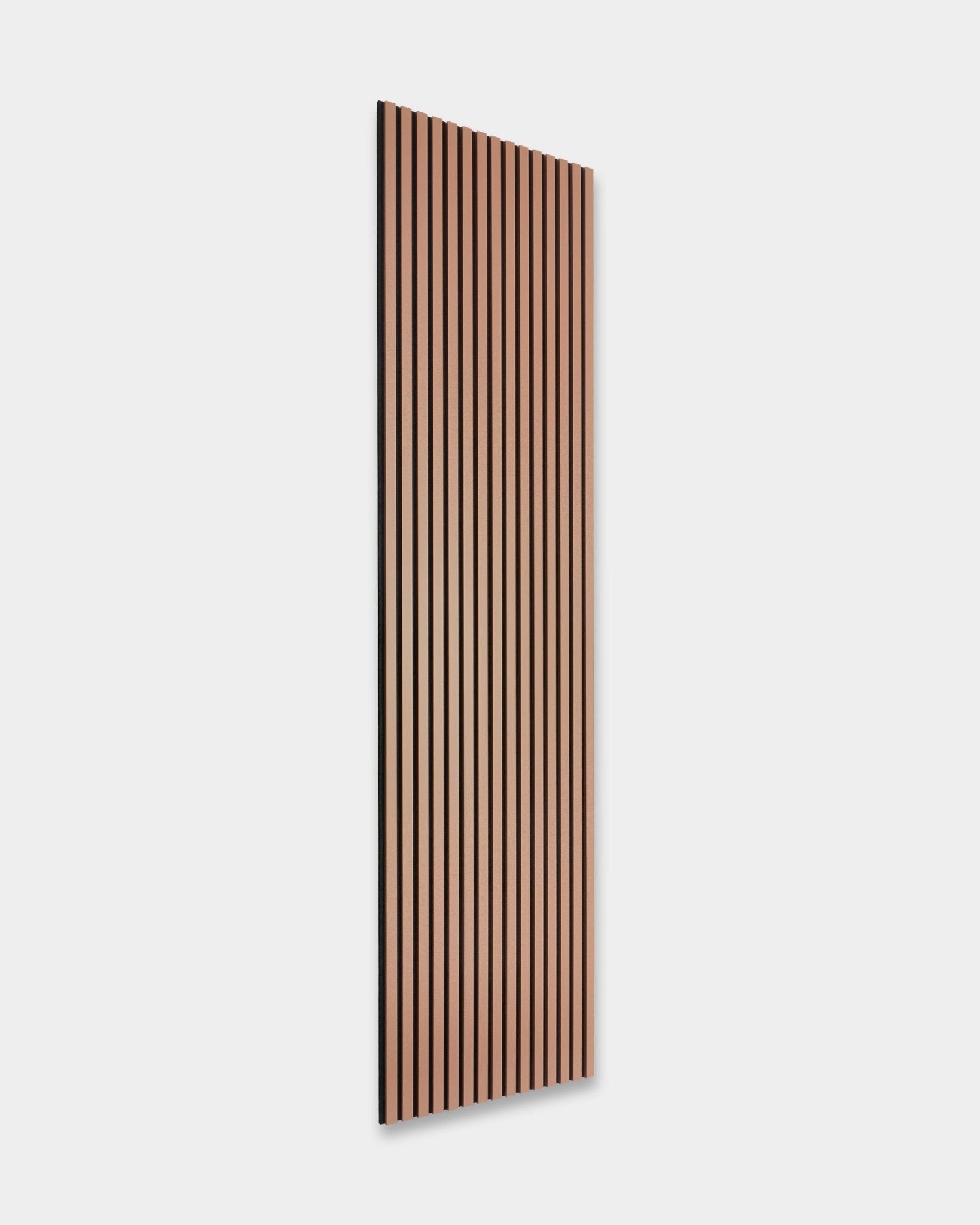 Akupanel akustisk trepanel i Clay fra WoodUpp (240 x 60 cm) med vertical spiler, vinklet mot en enkel lys bakgrunn, som fremhever minimalistisk nordisk design.
