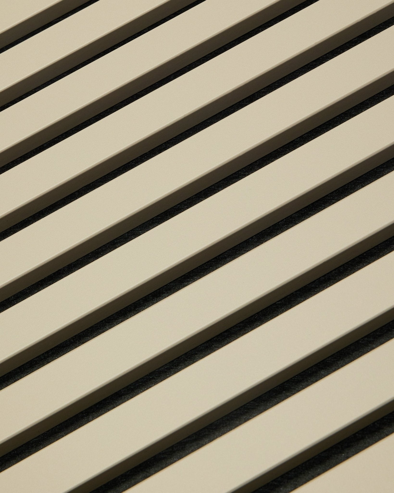 Hue Akupanel / Stone fra WoodUpp, et beige Akustikkpanel med geometrisk spilemønster, 240 x 60 cm, utviklet for å forbedre akustikken i interiører.