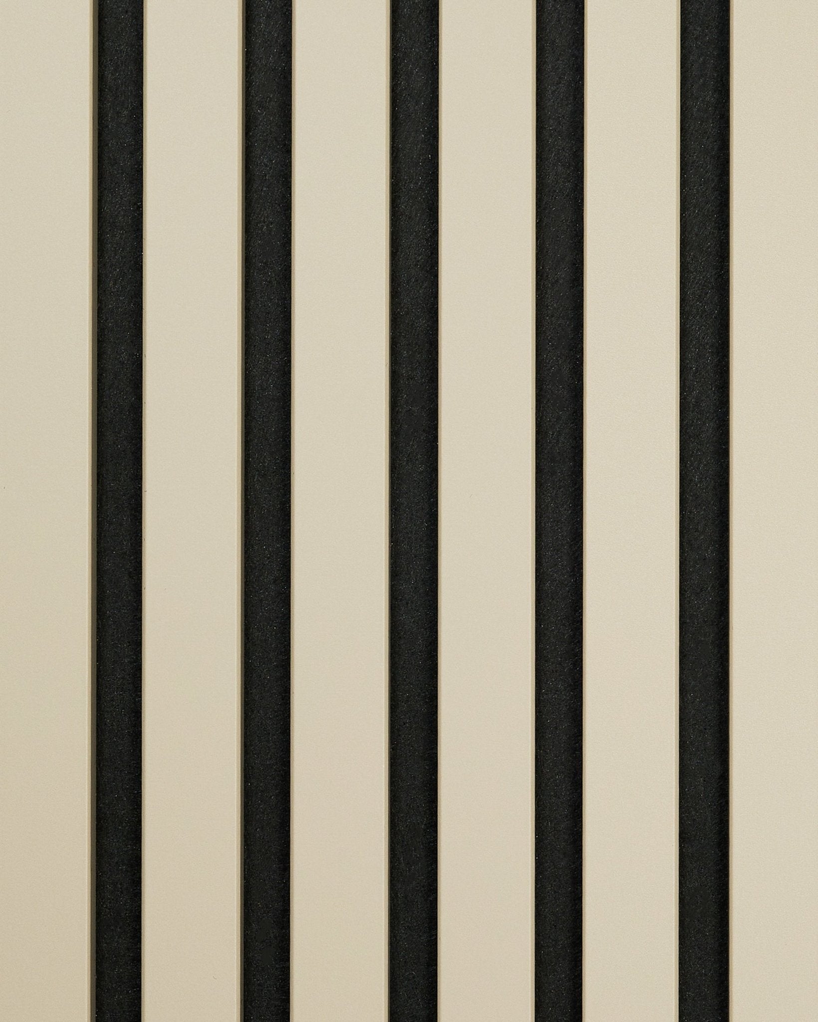 Minimalistisk geometrisk mønster med striper i beige og black på den akustiske trepanelet Hue | Sample / Stone fra WoodUpp.