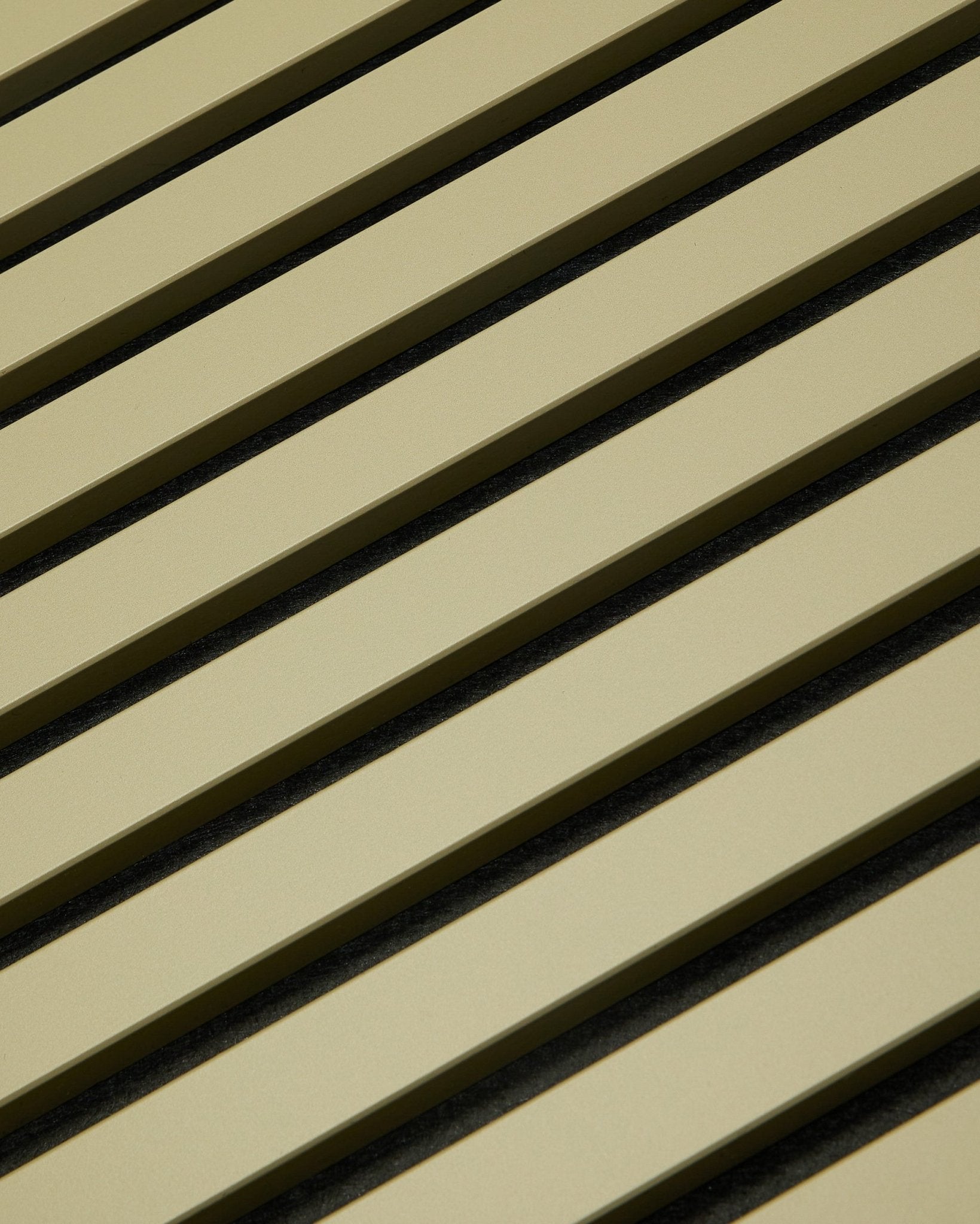 WoodUpp Hue Akupanel Moss (240 x 60 cm) Akustikkpanel med beige trespiler og mørke mellomrom, som skaper et stripete, geometrisk mønster for lydabsorpsjon.