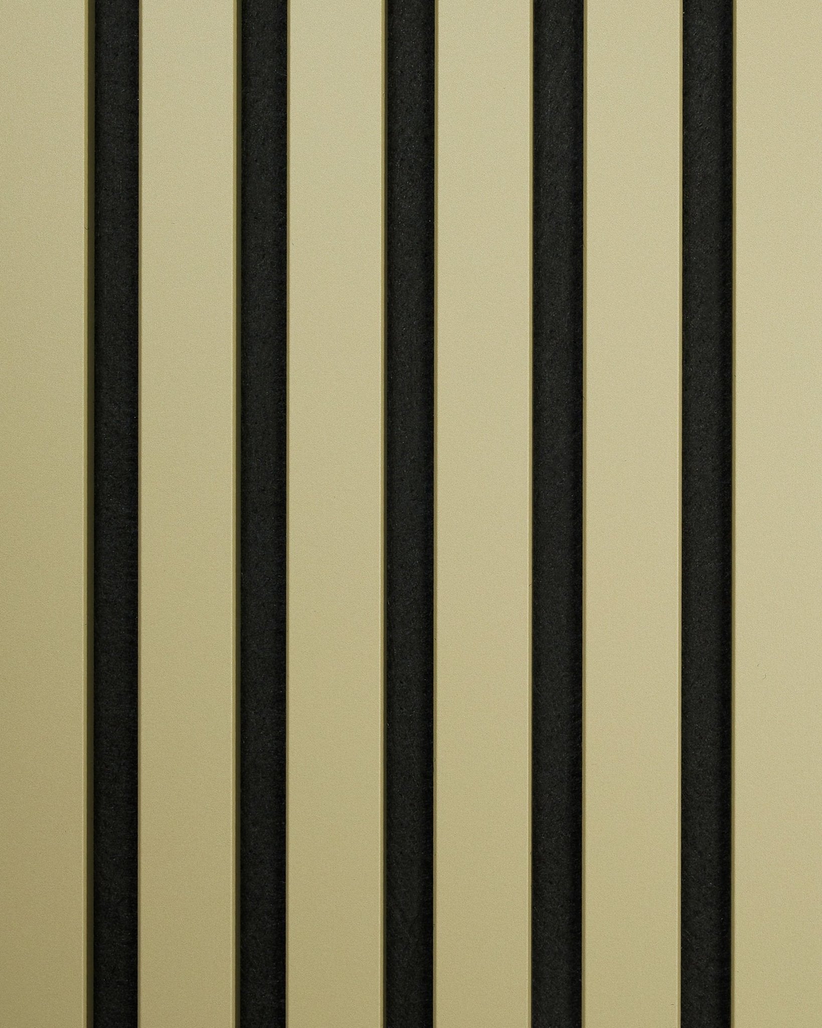 Hue | Sample / Moss fra WoodUpp er en minimalistisk Akustikkpanel med vekslende vertical beige og black striper i et repeterende mønster.