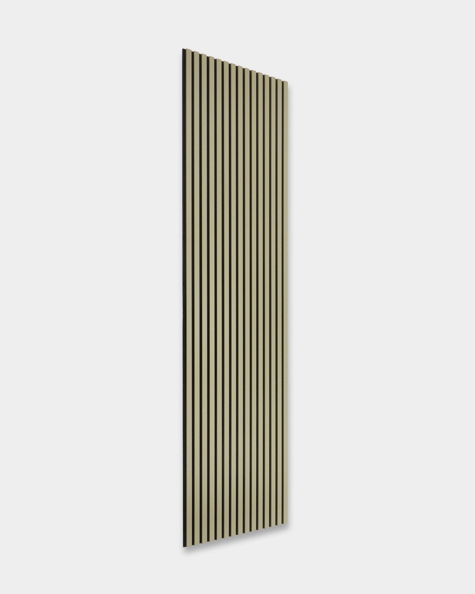 Hue Akupanel i Moss fra WoodUpp, 240x60 cm, har vertical black og beige akustiske trespiler på en lys grå bakgrunn for lydabsorpsjon.