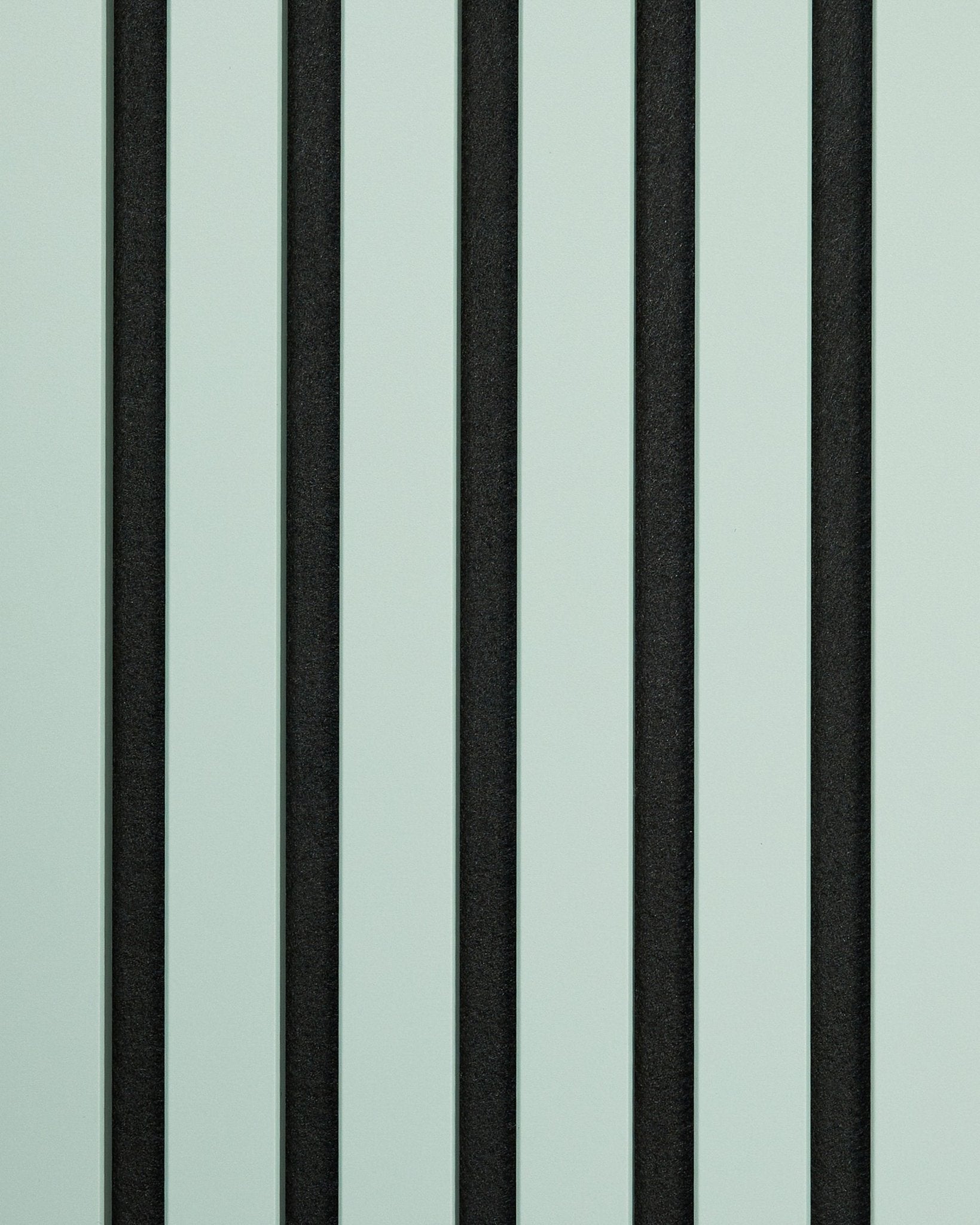 WoodUpp Hue-prøve/Cloud Akustikkpanel som viser vertical vekslende black og lysegrønne striper for en tydelig, enkel geometrisk effekt.