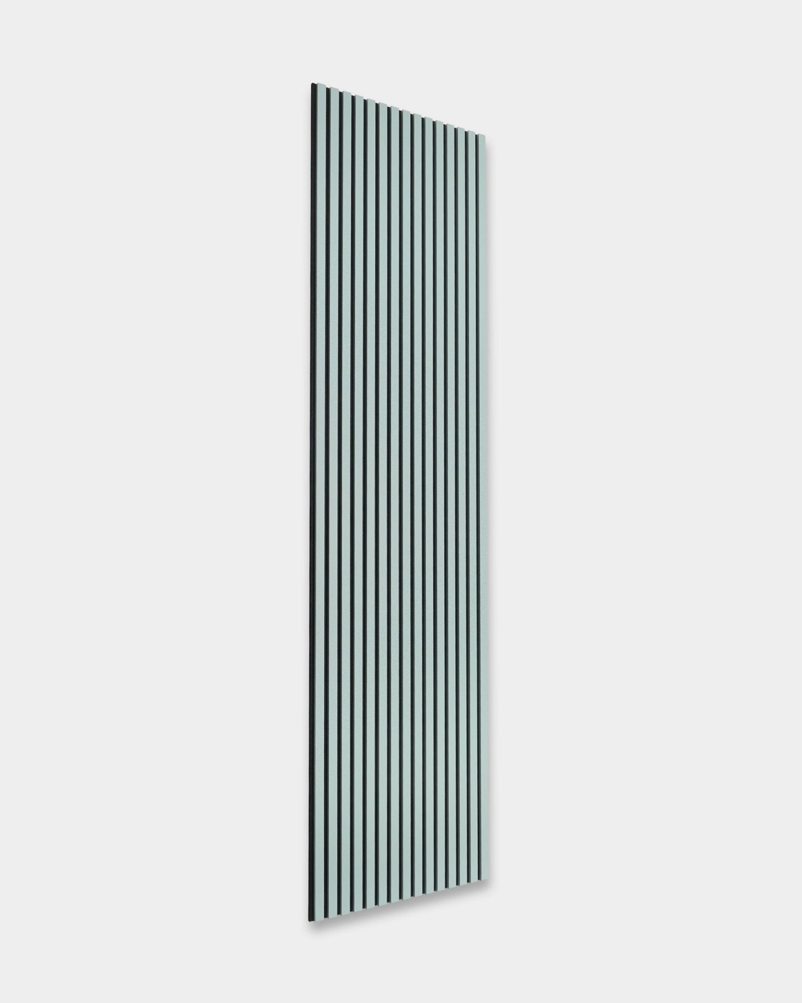WoodUpp Hue Akupanel i Cloud, 240 x 60 cm, med vertical black og hvite spiler på en lys grå bakgrunn for akustisk komfort. Nordisk minimalistisk design.