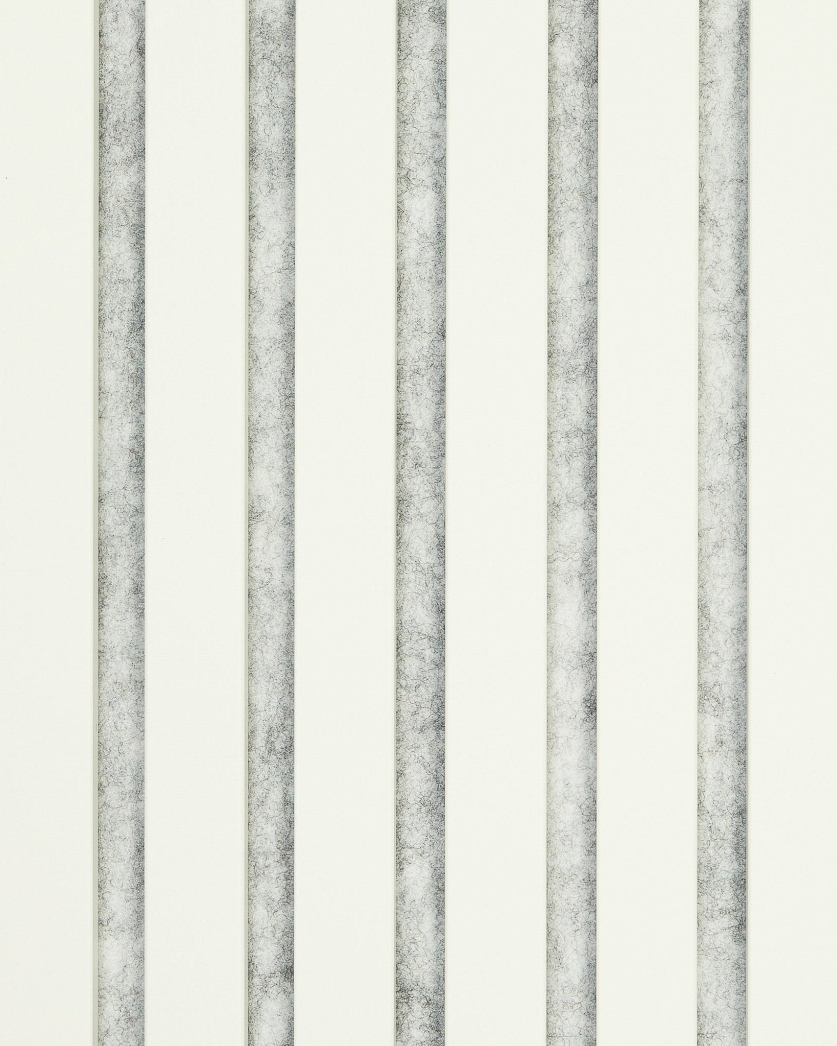 Hue | Prøve / Snow Akustikkpanel fra WoodUpp har vertical grå og hvite striper på en lys bakgrunn for et minimalistisk design inspirert av nordisk stil.