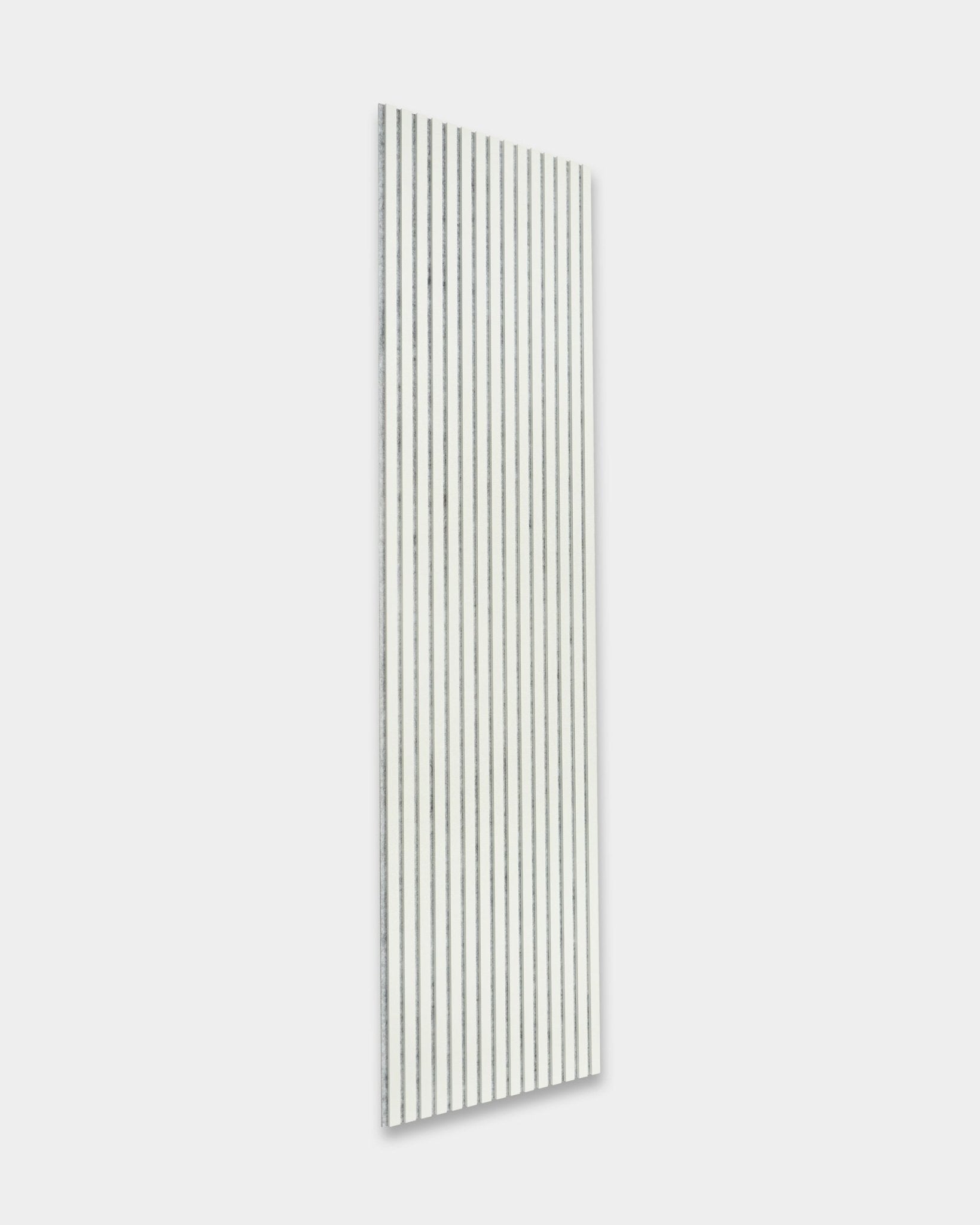 Akupanel Snow fra WoodUpp, et hvitt akustisk spilepanel med black spor (240 x 60 cm), montert på en lys grå vegg for bedre lydmiljø.