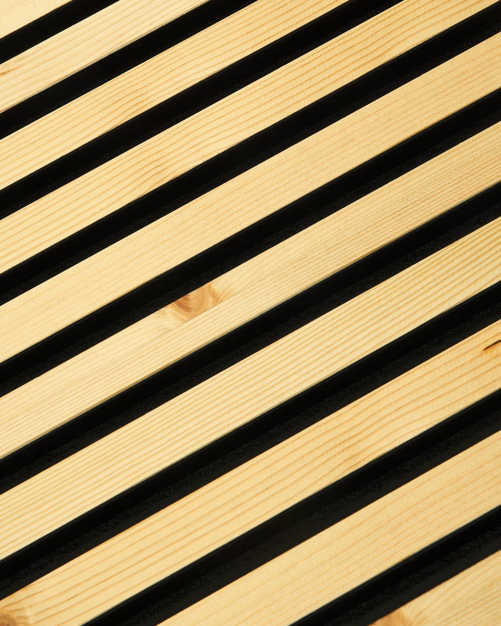 Nærbilde av WoodUpp Akupanel Rustic | Alp, 240 x 60 cm Akustikkpanel med diagonale trespiler, mørke mellomrom og minimalistisk skandinavisk design.