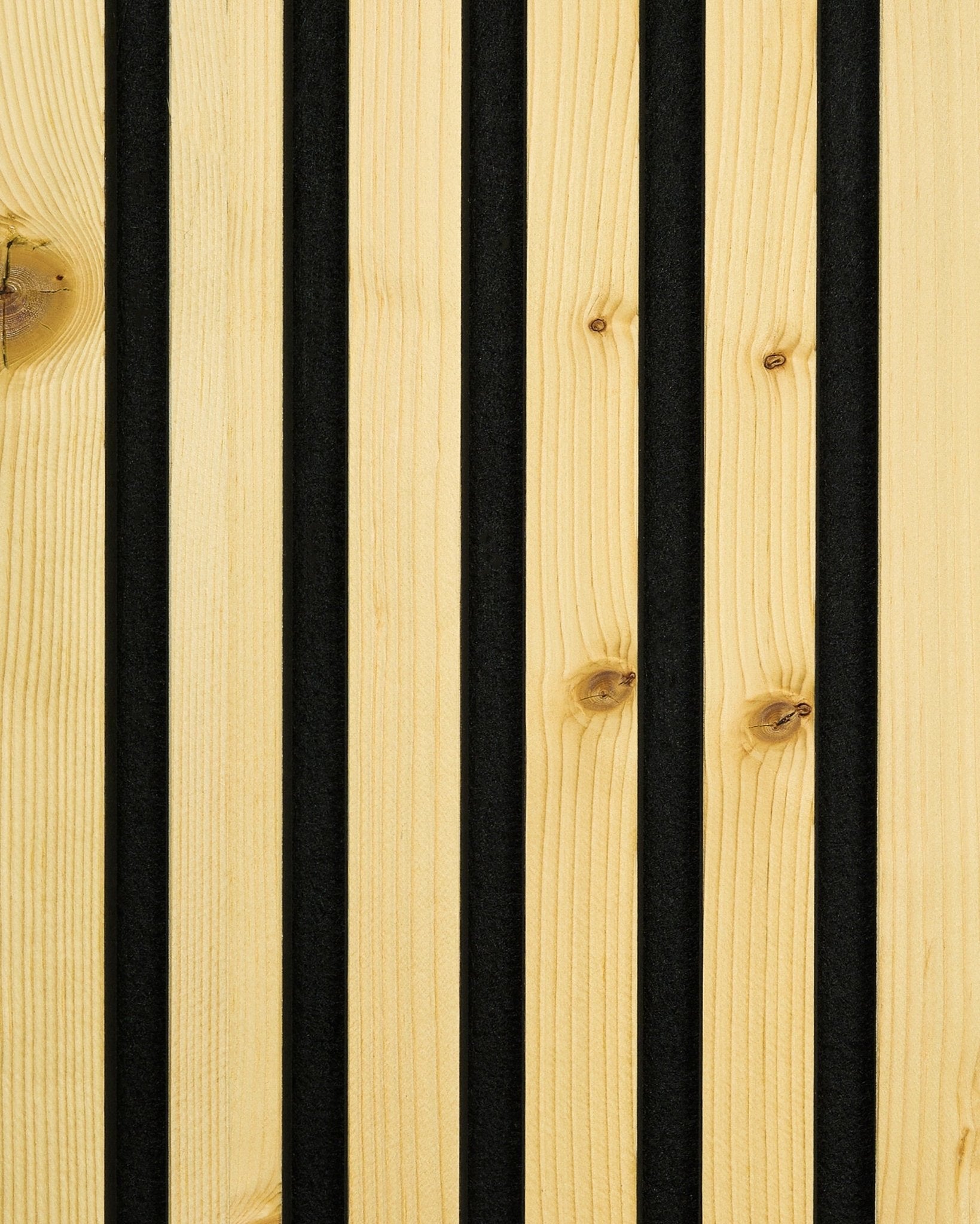 Nærbilde av WoodUpp Akupanel-prøve i Rustic Alp-finish, med vertical black spor som skiller lyse trespiler for et nordisk Akustikkpanel design.