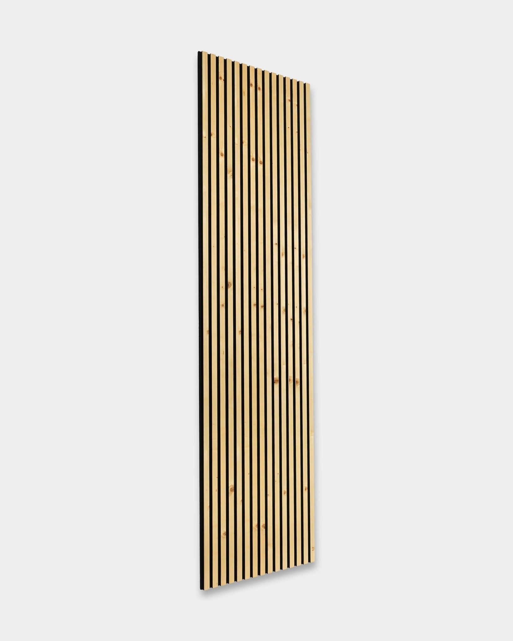 Rustic Akupanel / Alp fra WoodUpp er en høy Akustikkpanel i lyst tre med vertical spiler og nordisk design, vist mot en enkel hvit bakgrunn.