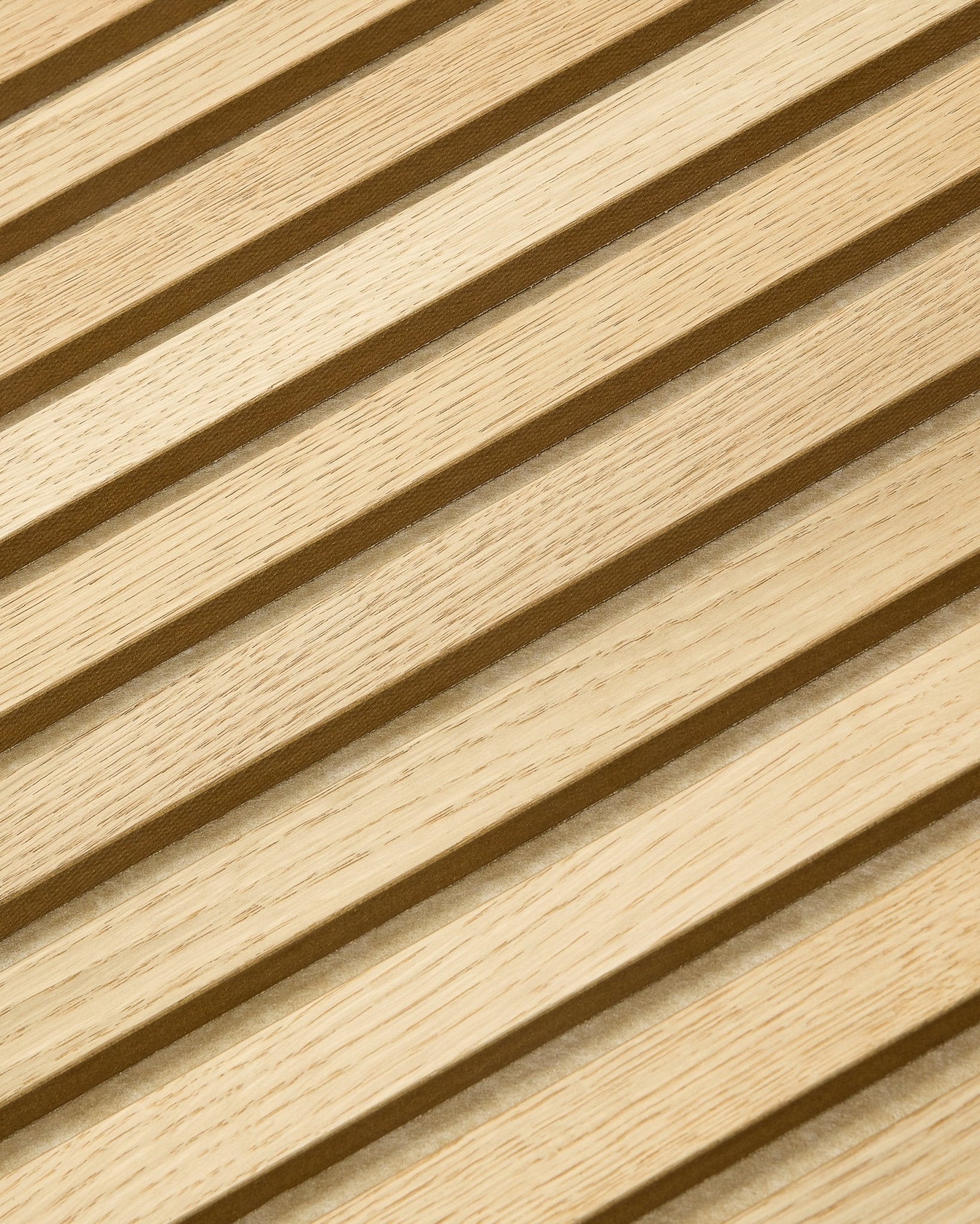 Nærbilde av WoodUpp Akupanel Tonal i Classic Oak, 240 x 60 cm, med diagonale, lyse akustiske trespiler med et nordisk stripemønster.