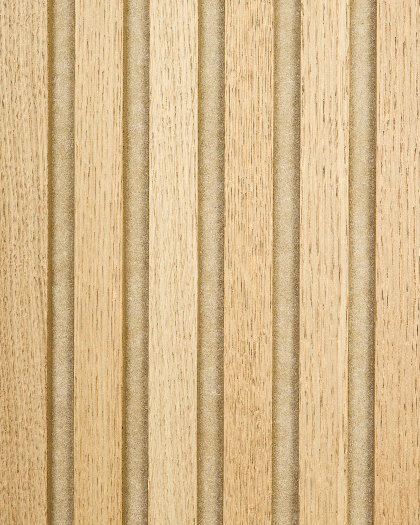 Akupanel-prøve i Classic Oak med beige filt bakside, med lyse eikespiler for akustikk og vertical spor som gir en stripet overflate med tekstur.