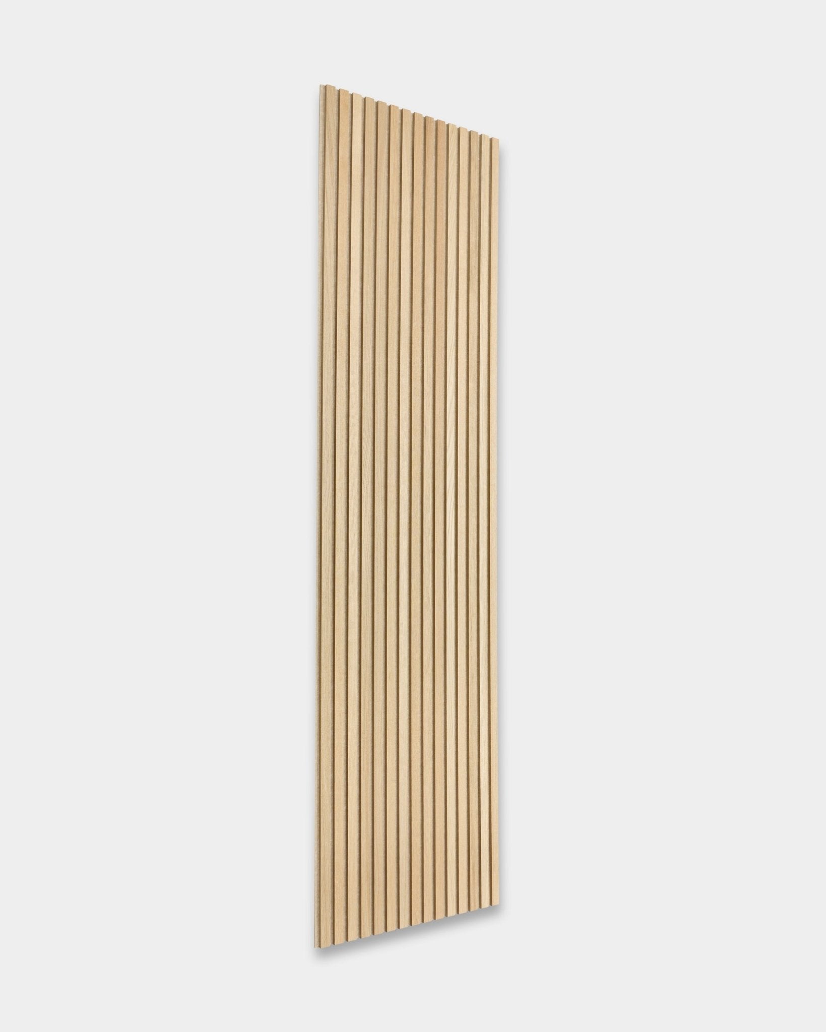 Akupanel Classic Oak Akustikkpanel fra WoodUpp, 300 x 60 cm, har nordiske vertical lameller og et minimalistisk skandinavisk design på hvit bakgrunn.