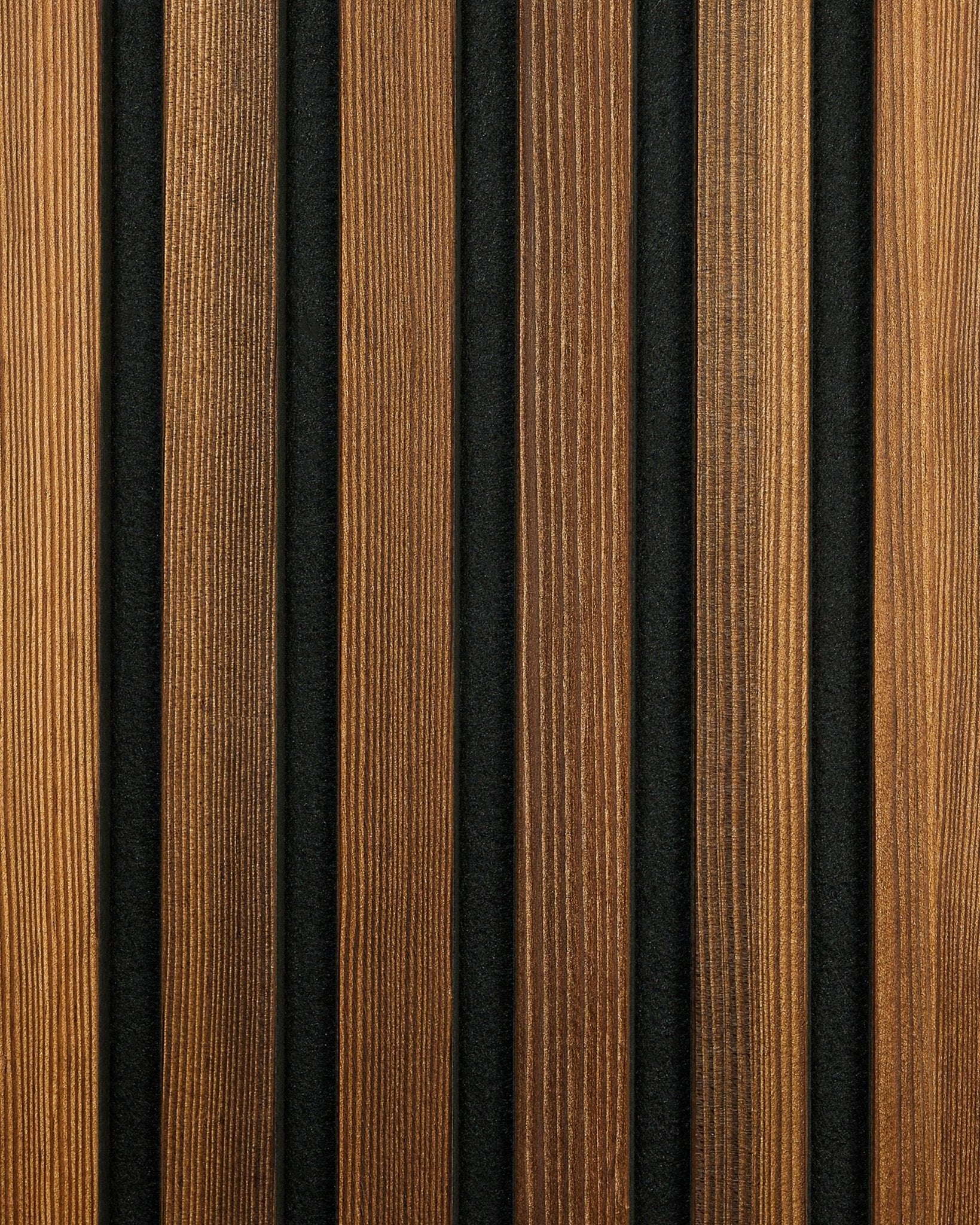 WoodUpp Akupanel Rustic-prøve i Smoked Larch, med vertical akustiske trespiler med naturlig åretegning og black spor, som fremhever et nordisk design.