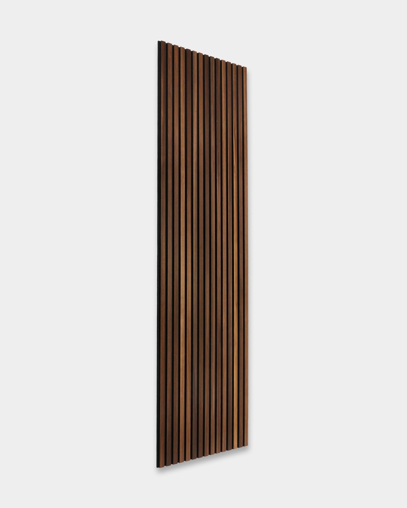 WoodUpp Akupanel Rustic Akustikkpanel i røkt lerk, 240x60 cm, med vertical trespiler og skandinavisk designstil på en enkel lys grå bakgrunn.