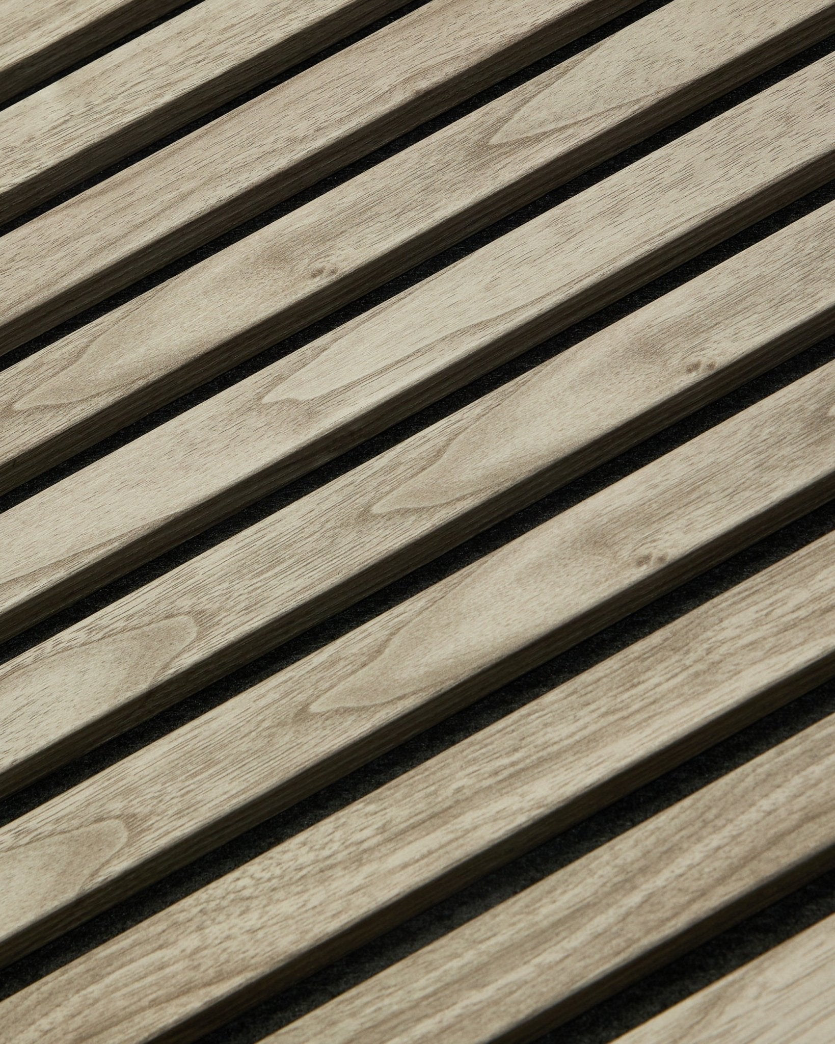 WoodUpp Akupanel Essential i Weathered Oak (240x60 cm) med synlig trestruktur og jevnt fordelte vertical lameller på en mørk akustisk filt-bakside.
